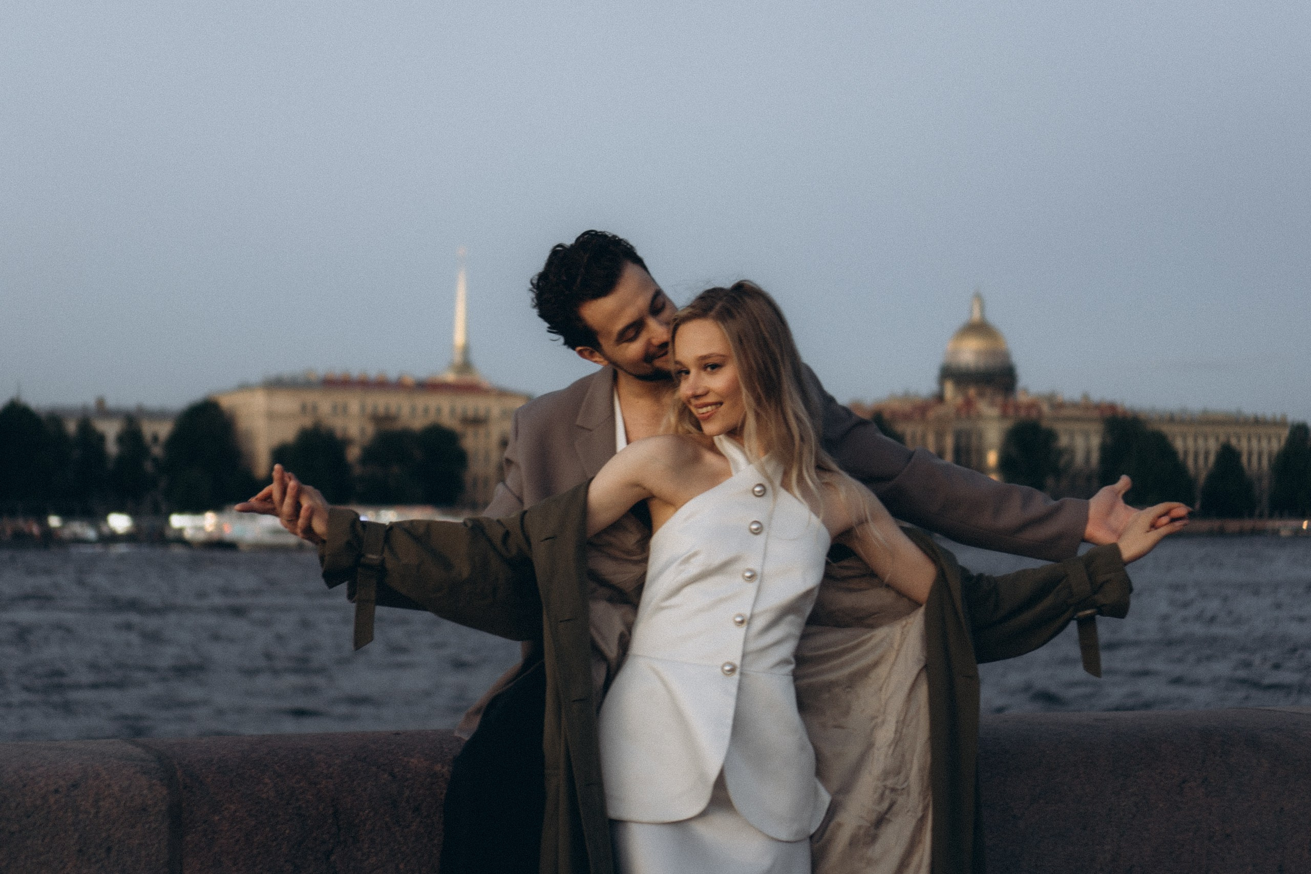 СВАДЕБНАЯ СЬЕМКА ПАРЫ НА РАССВЕТЕ В БЕЛЫЕ НОЧИ И ПРОГУЛКА С РАЗВОДНЫМИ МОСТАМИ И ПИКНИК ВОЗЛЕ ИСАКИЕВСКОГО СОБОРА. Профессиональный фотограф, Санкт-Петербург — Виктория Богомолова