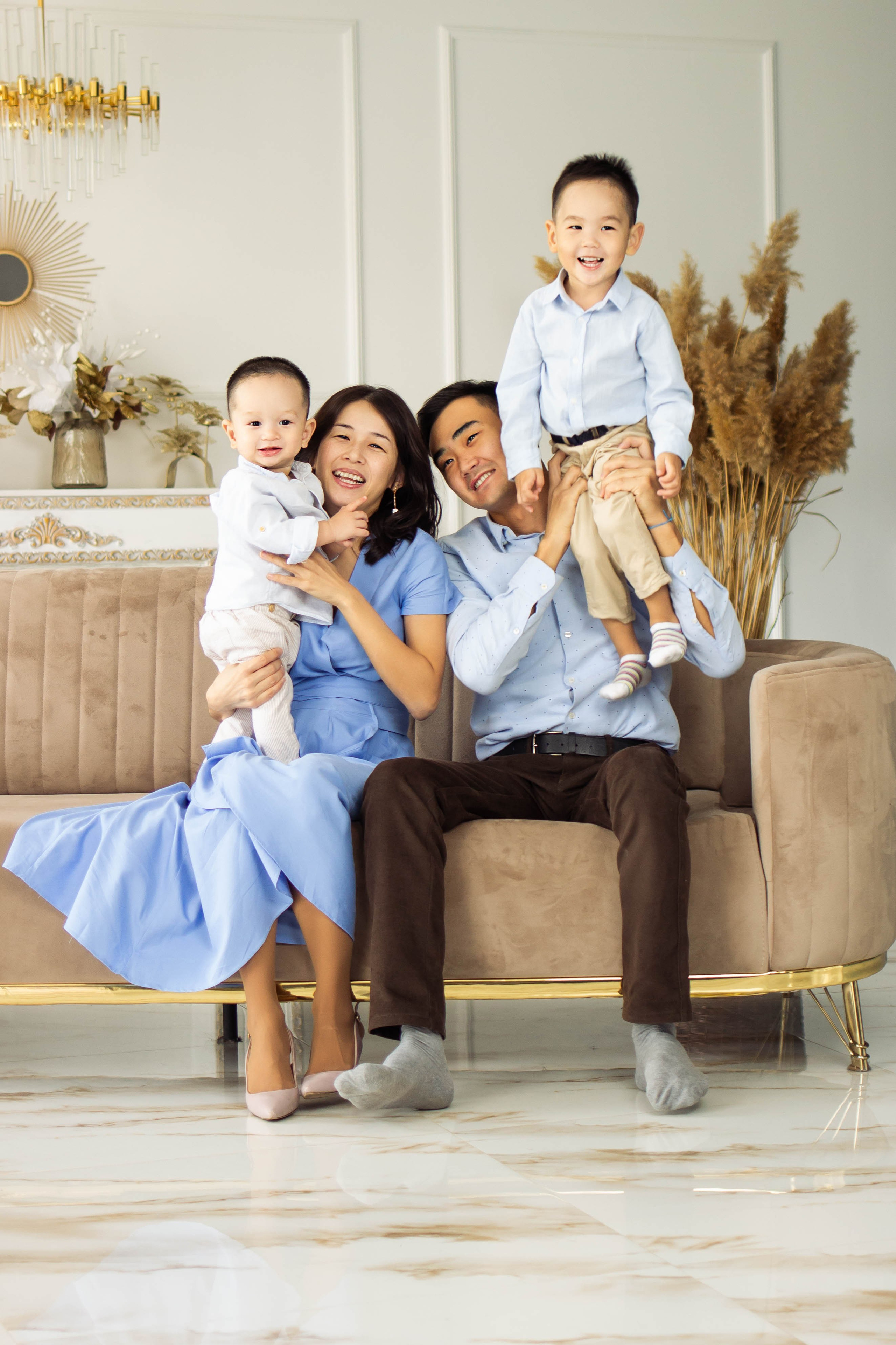 Семейная фотосессия в студии. Фотограф новорожденных в Новосибирске