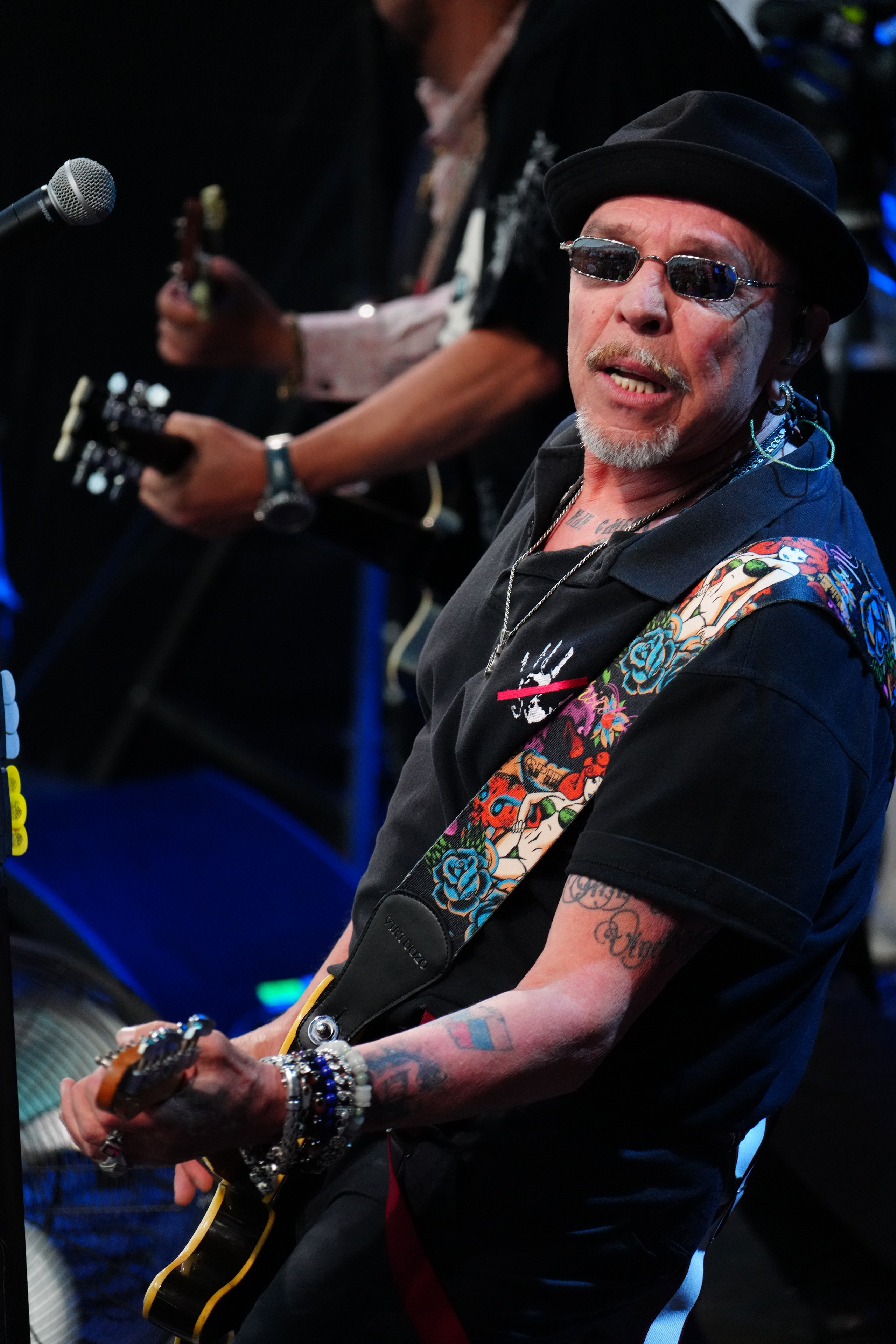 Летние праздники на мотофестивале: зрители в кожаной одежде под звуки рока на концерте Гарика Сукачева