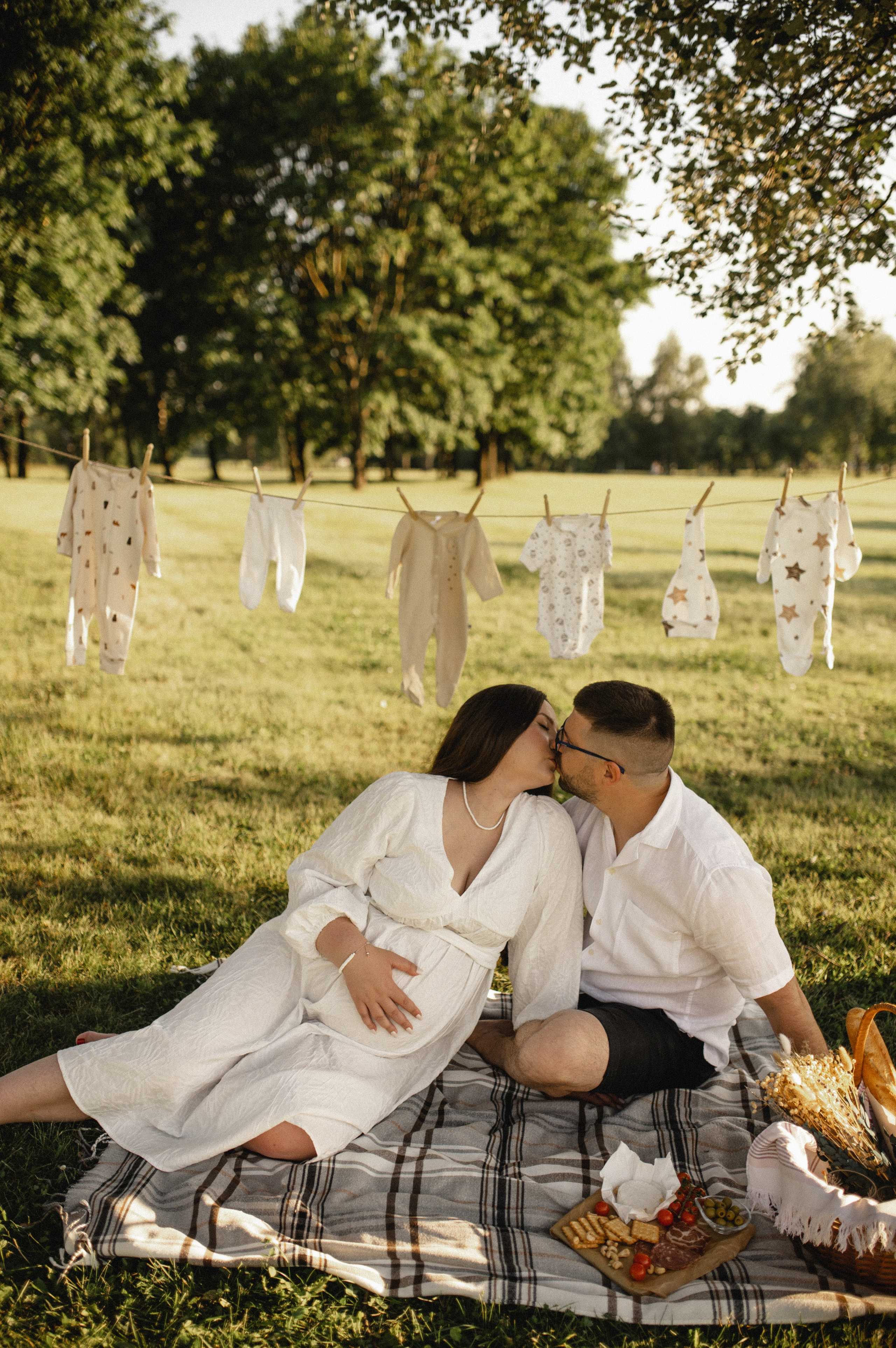 Фотосессия беременности на природе в парке Москвы. Семейная фотосессия Бутово Москва фотограф Алина Морщагина