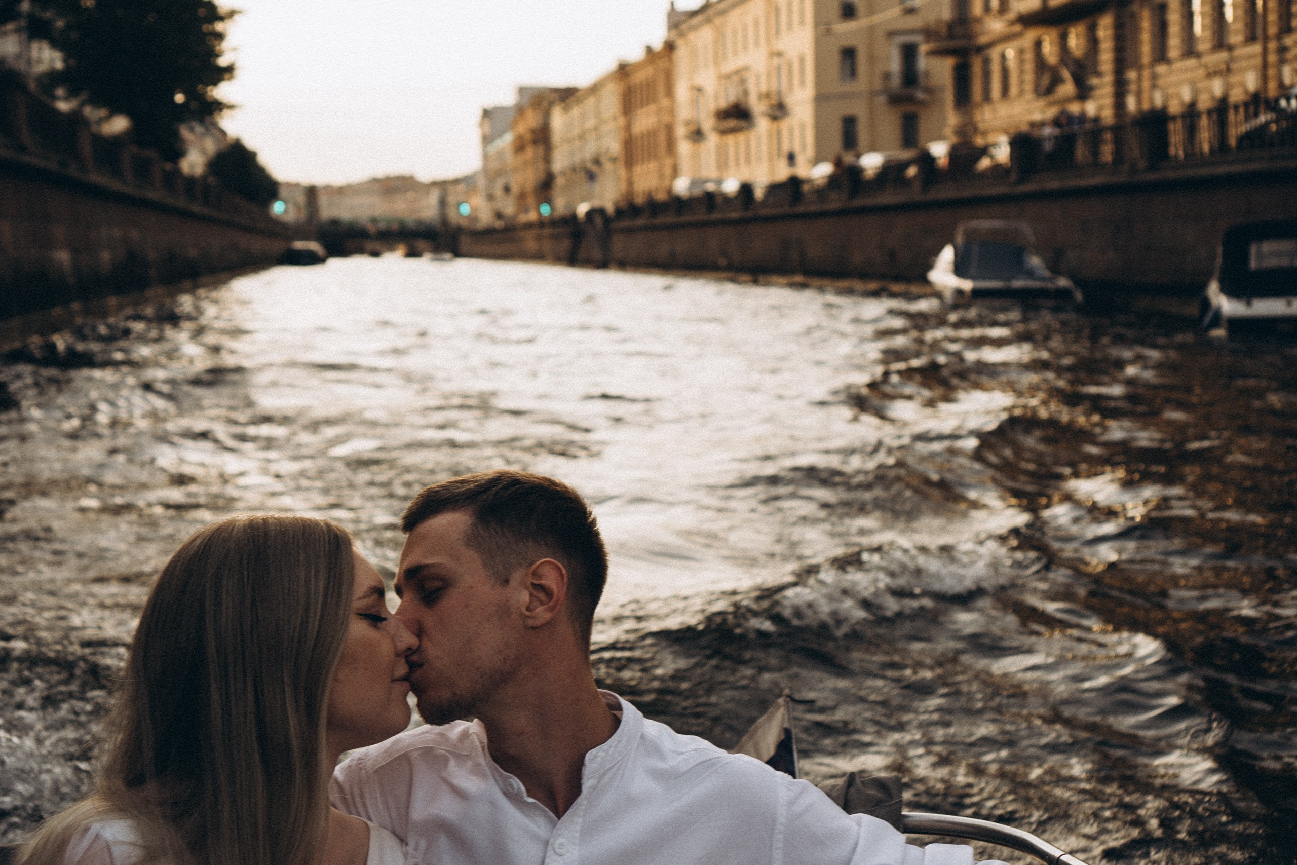 СВАДЕНБНАЯ СЬЕМКА НА КАТЕРЕ ПО КАНАЛАМ САНКТ-ПЕТЕРБУРГА И В АКВАТОРИИ НЕВЫ. Профессиональный фотограф, Санкт-Петербург — Виктория Богомолова