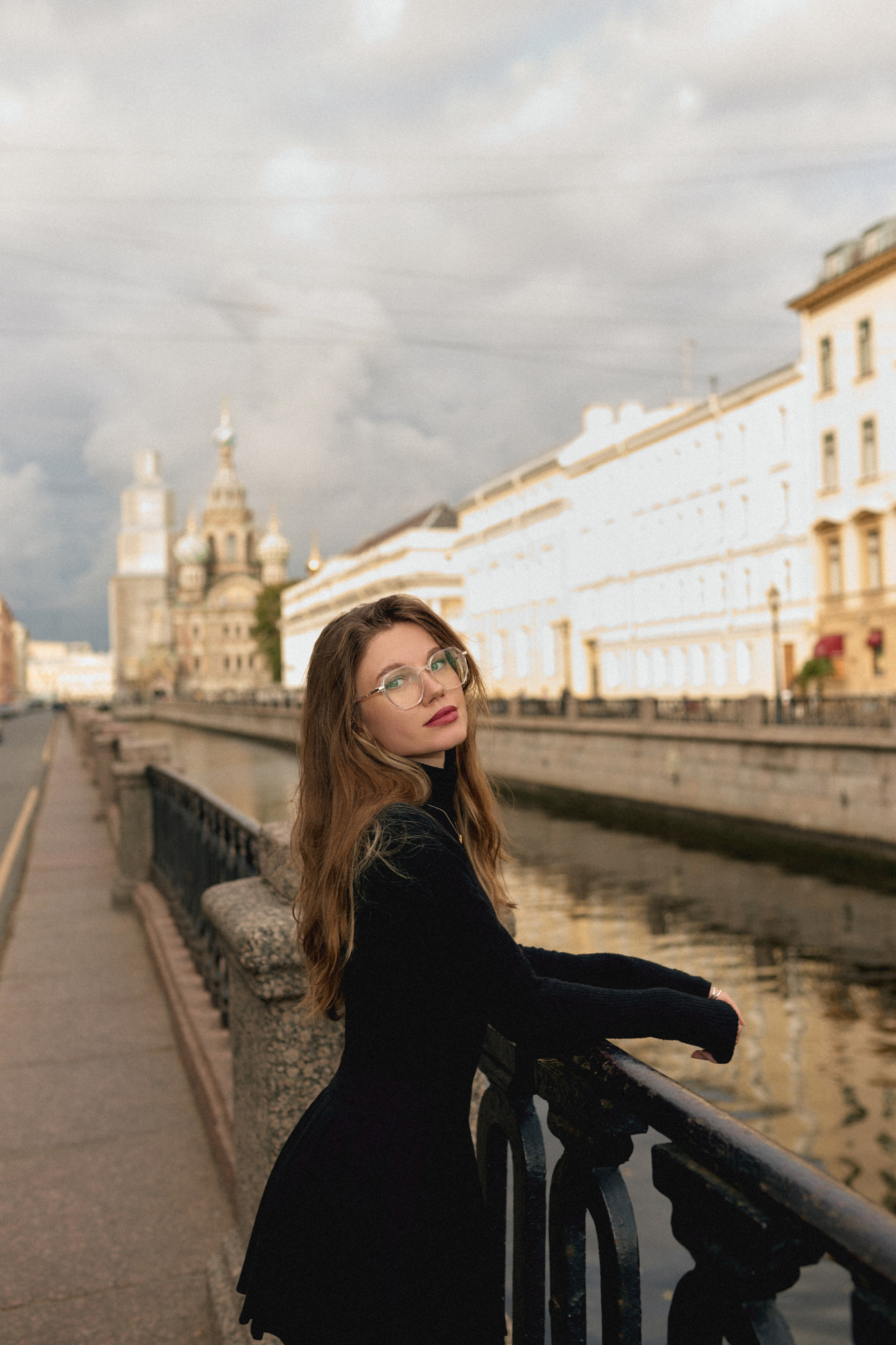 Профессиональная прогулочная фотосессия в Питере. Сестры Карабаза. Фотографы и ретушеры в Москве и Санкт-Петербурге