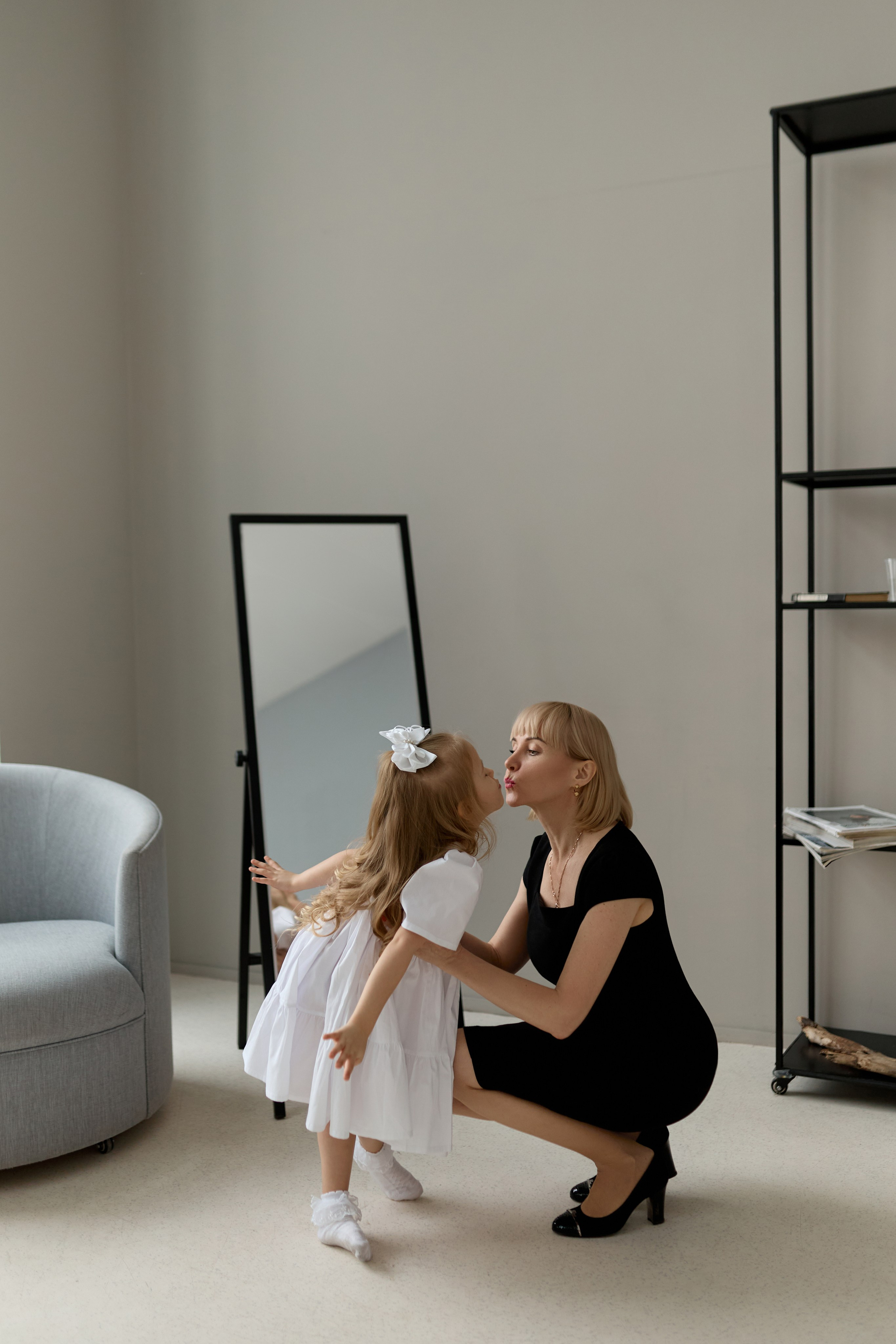 Семейная съемка в фотостудии. Сестры Карабаза. Фотографы и ретушеры в Москве и Санкт-Петербурге