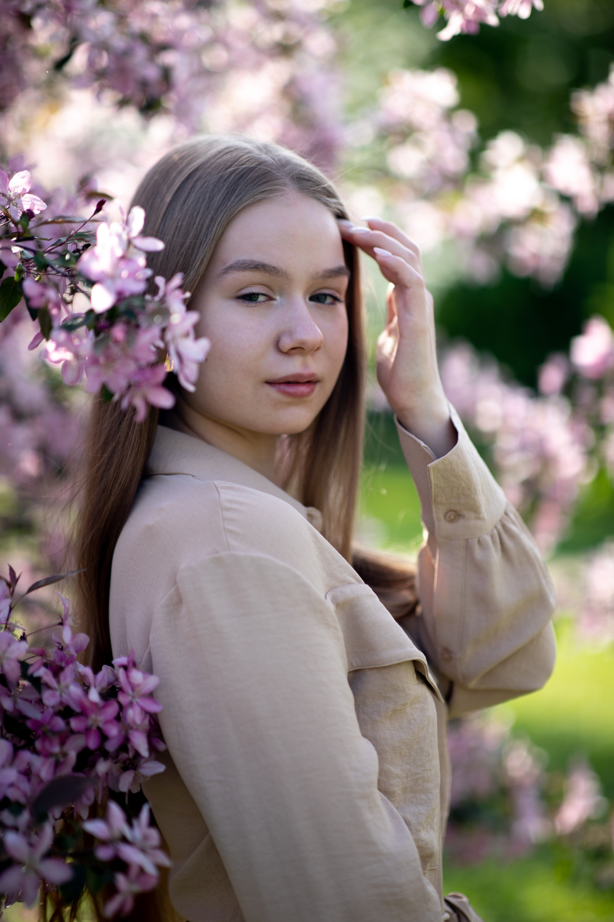 Фотосессия для девушки в саду.