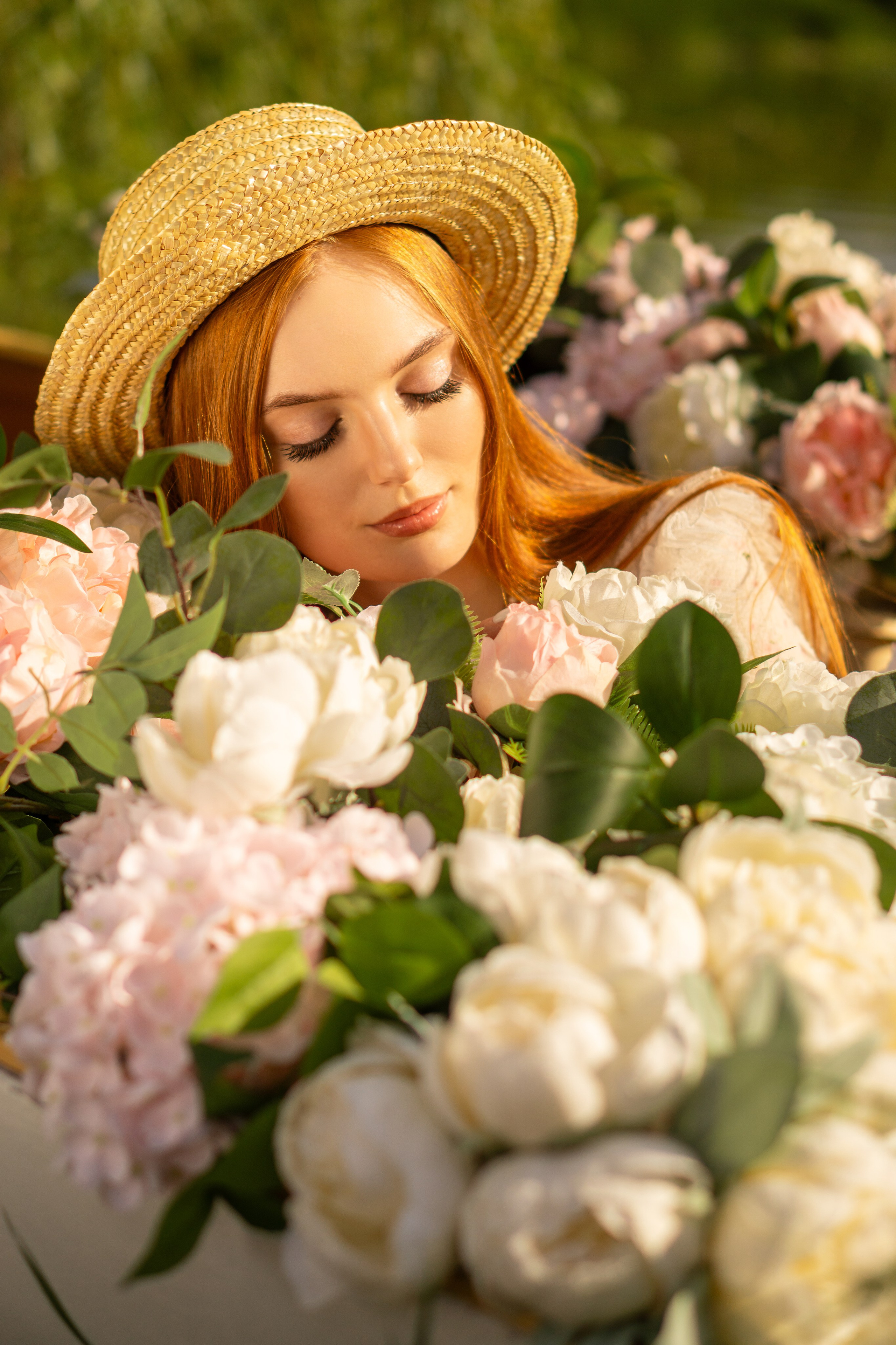 Фотосессия в лодке с цветами. Сафронова Елена Тольятти. Портретный и репортажный фотограф в Тольятти | Елена Сафронова