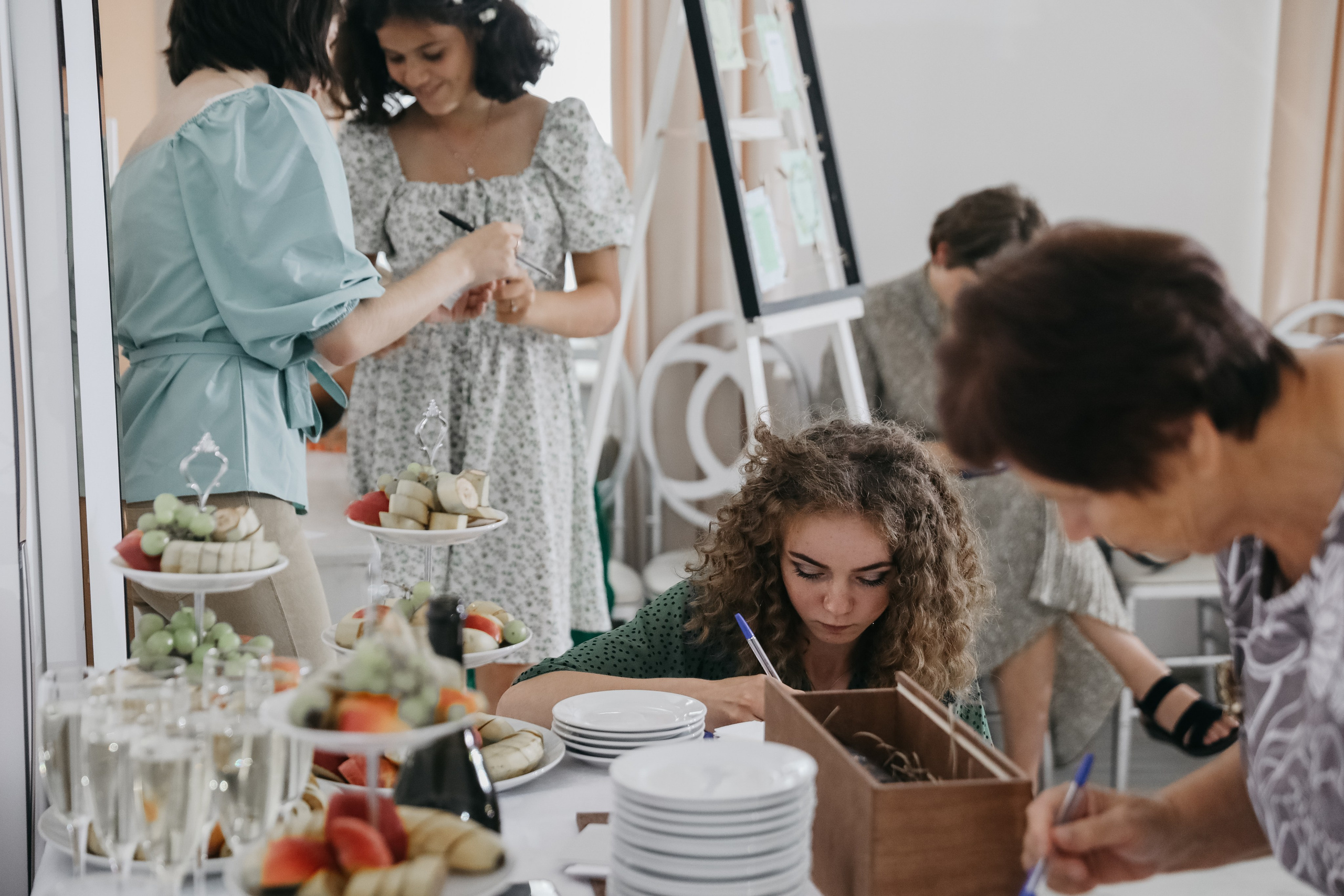 Любовь — противовес этому ужасу, любовь — акт единения и сохранения. Свадебный фотограф в Санкт-Петербурге