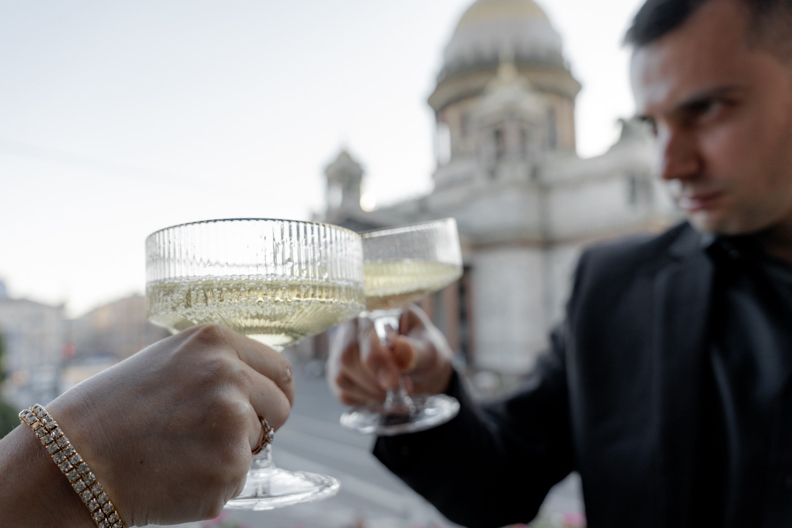 Бокалы шампанского на фоне Исаакиевского собора