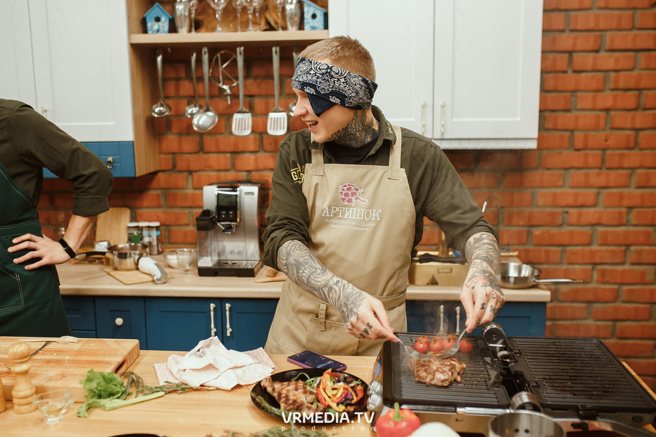 Кулинарная студия «Артишок». Битва столов: Барберы GoodMan — жарят мяс