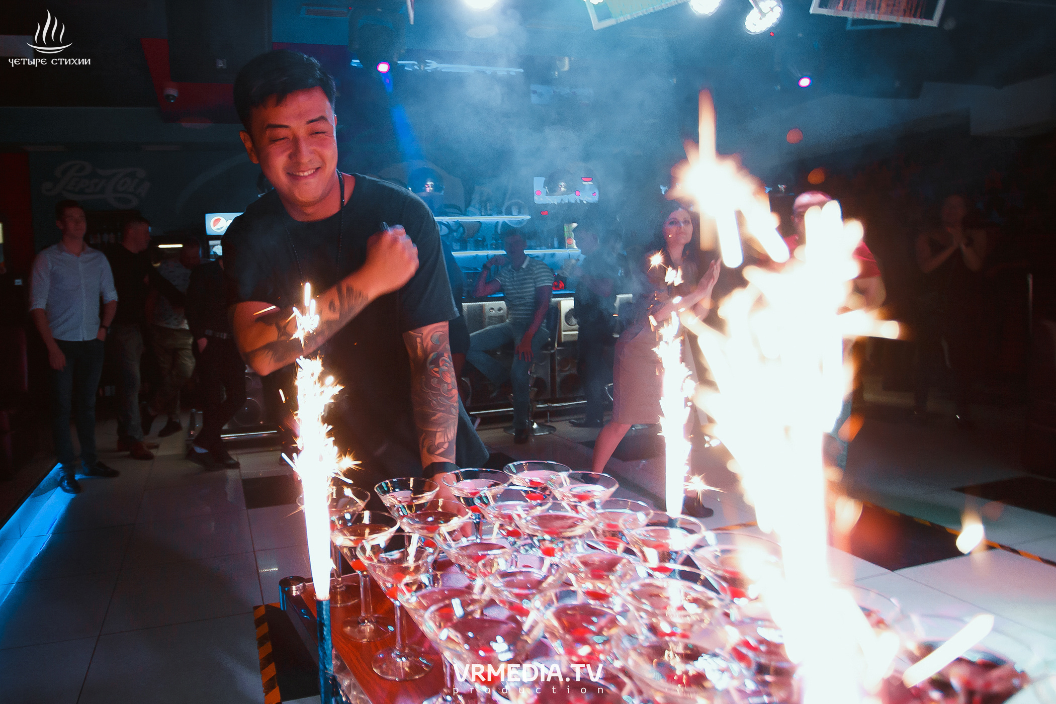 Стихийный HAPPY BIRTHDAY в караоке-баре «Четыре стихии»