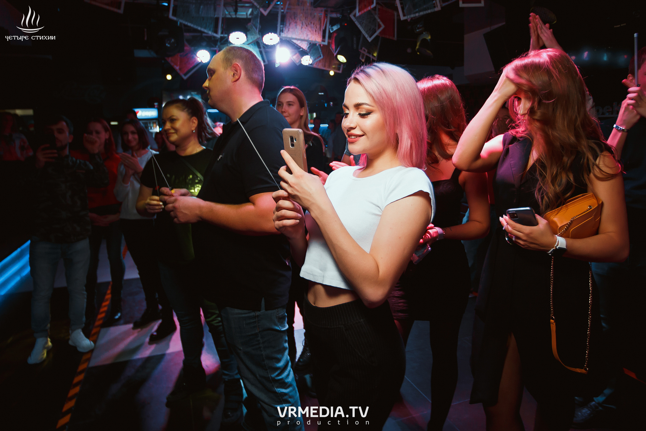 Стихийный HAPPY BIRTHDAY в караоке-баре «Четыре стихии»