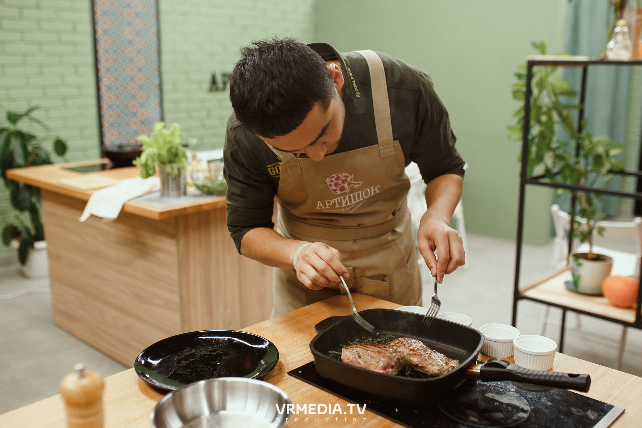 Кулинарная студия «Артишок». Битва столов: Барберы GoodMan — жарят мяс