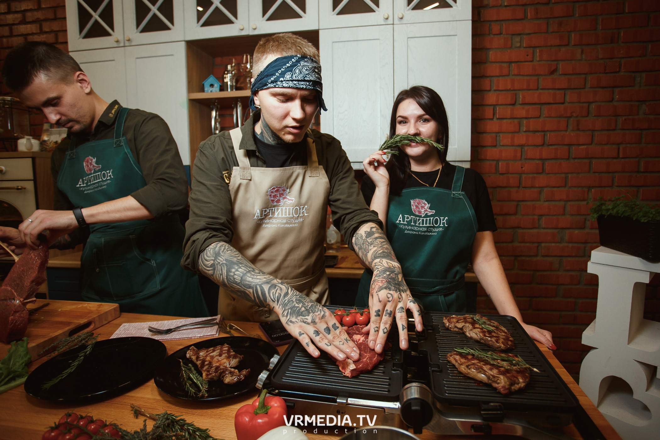 Кулинарная студия «Артишок». Битва столов: Барберы GoodMan — жарят мяс