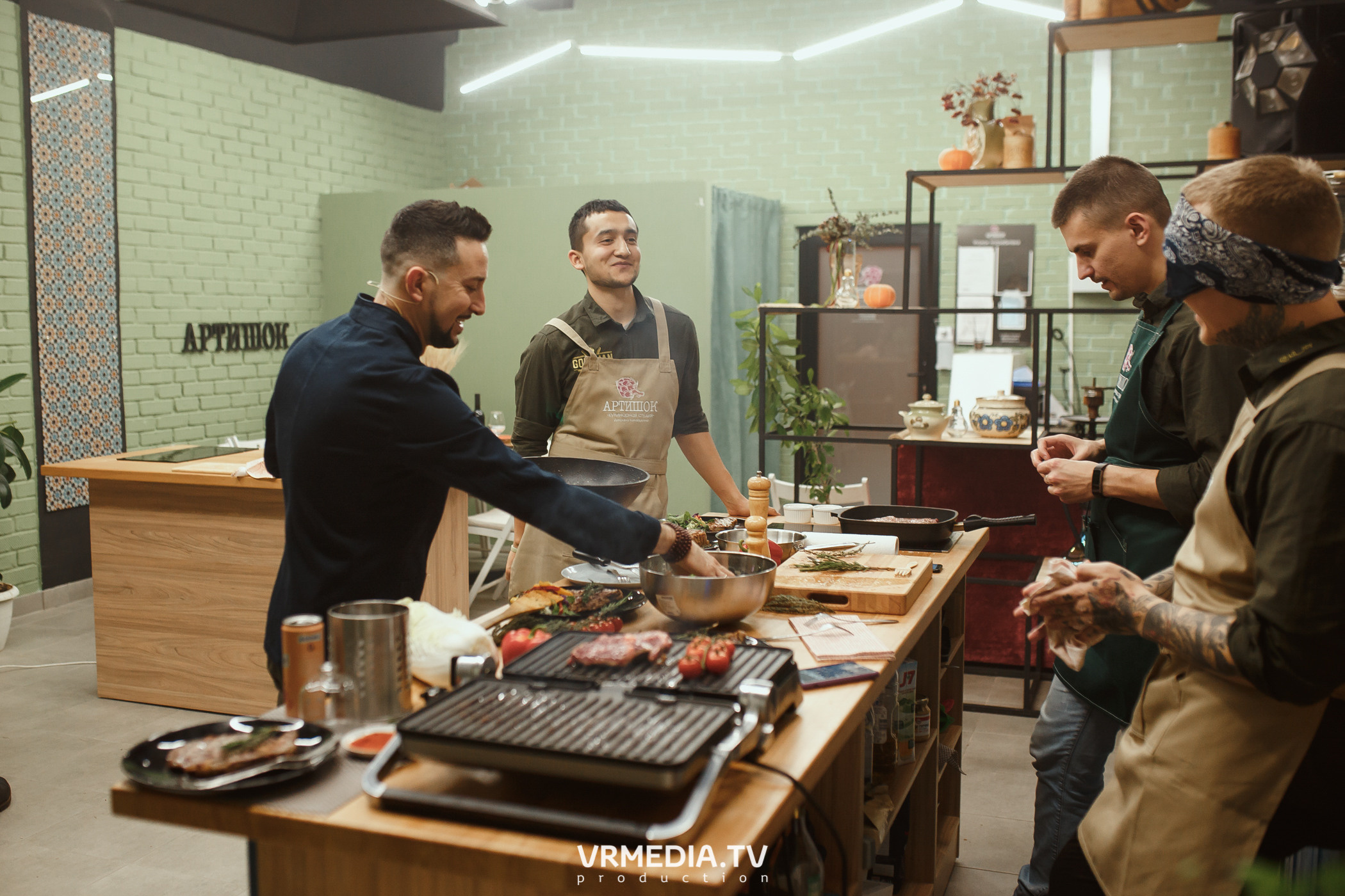 Кулинарная студия «Артишок». Битва столов: Барберы GoodMan — жарят мяс