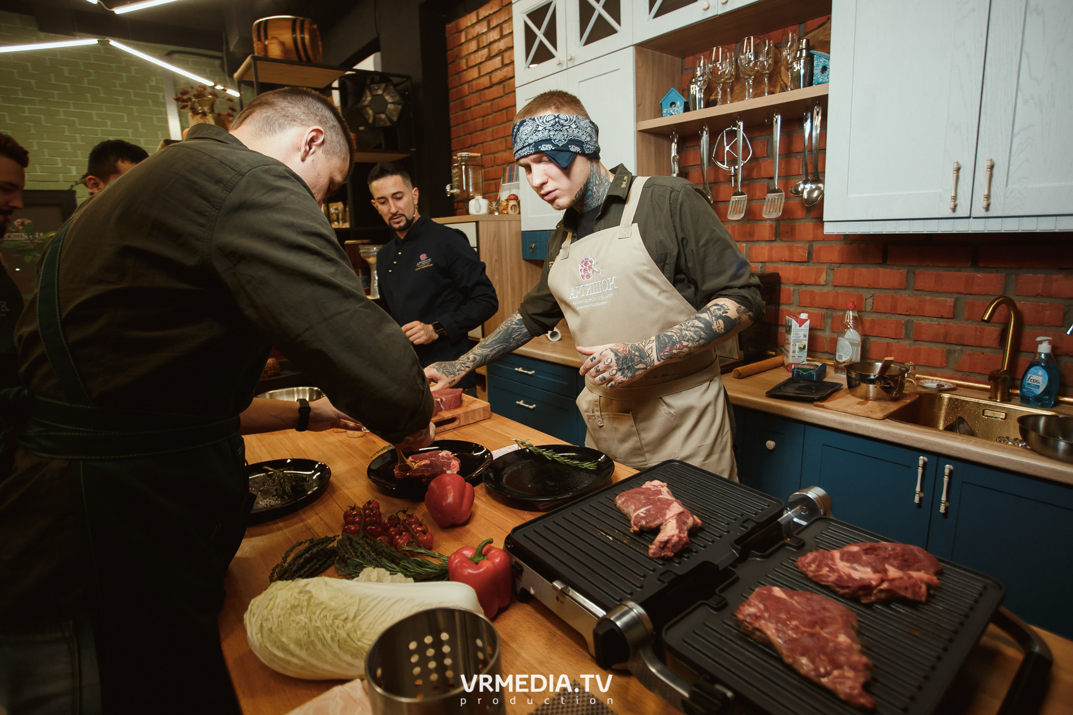 Кулинарная студия «Артишок». Битва столов: Барберы GoodMan — жарят мяс