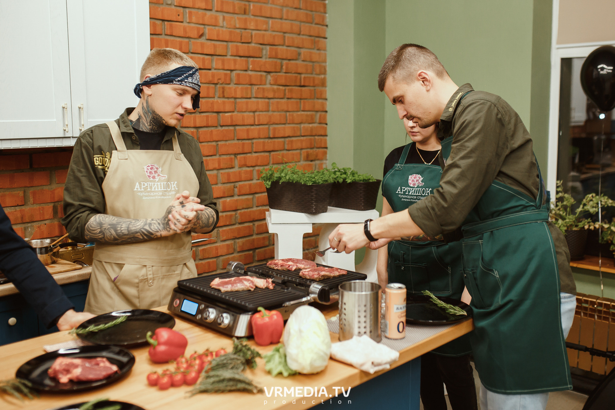 Кулинарная студия «Артишок». Битва столов: Барберы GoodMan — жарят мяс