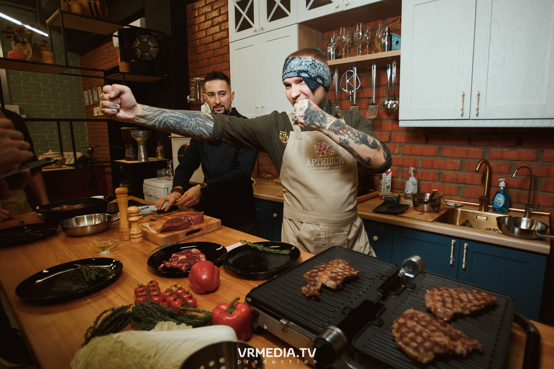 Кулинарная студия «Артишок». Битва столов: Барберы GoodMan — жарят мяс