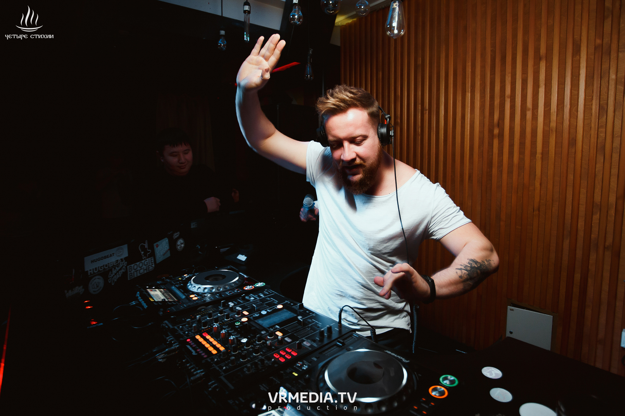 Стихийный HAPPY BIRTHDAY в караоке-баре «Четыре стихии»