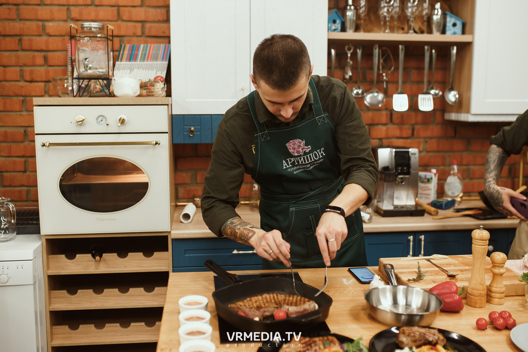 Кулинарная студия «Артишок». Битва столов: Барберы GoodMan — жарят мяс