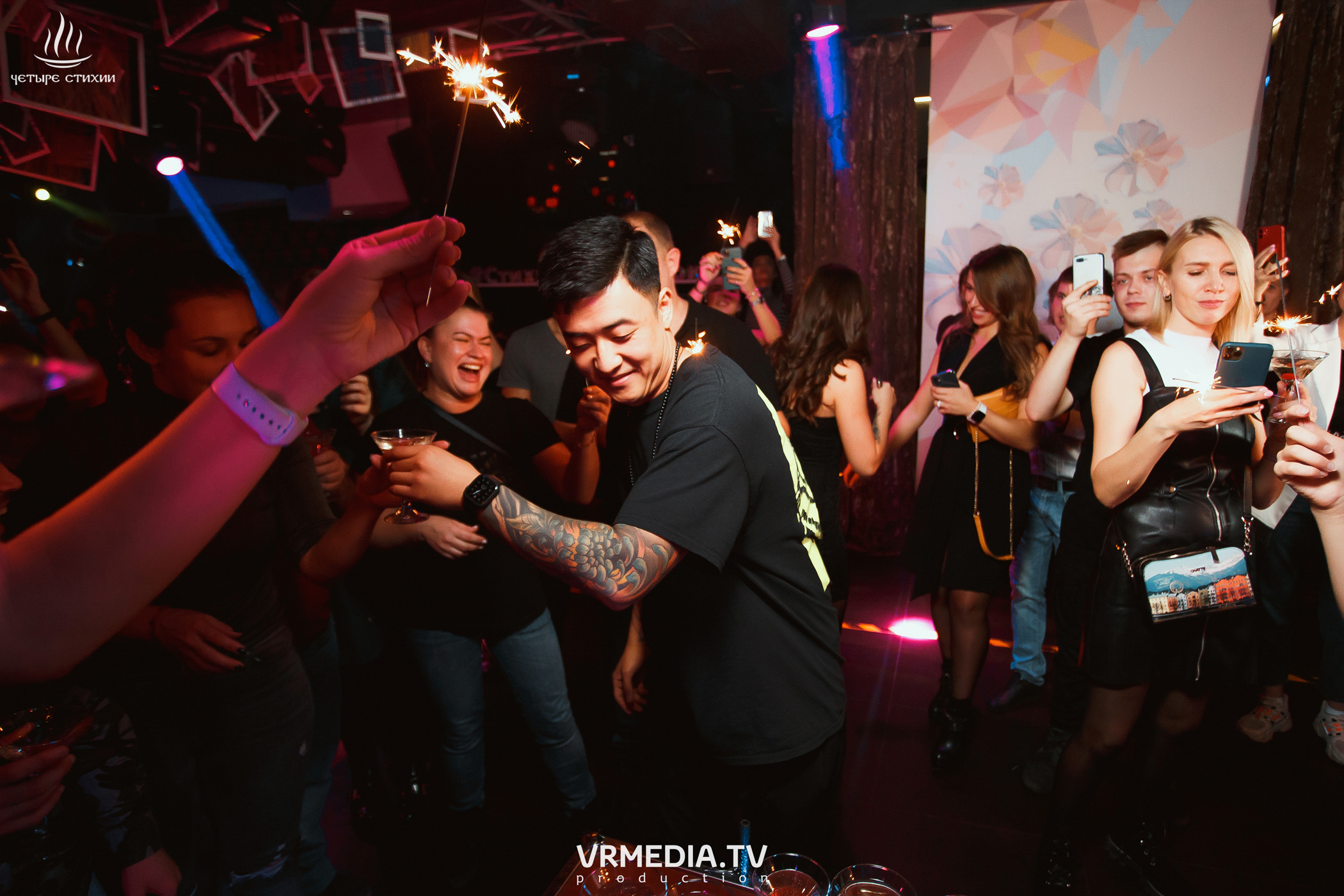 Стихийный HAPPY BIRTHDAY в караоке-баре «Четыре стихии»