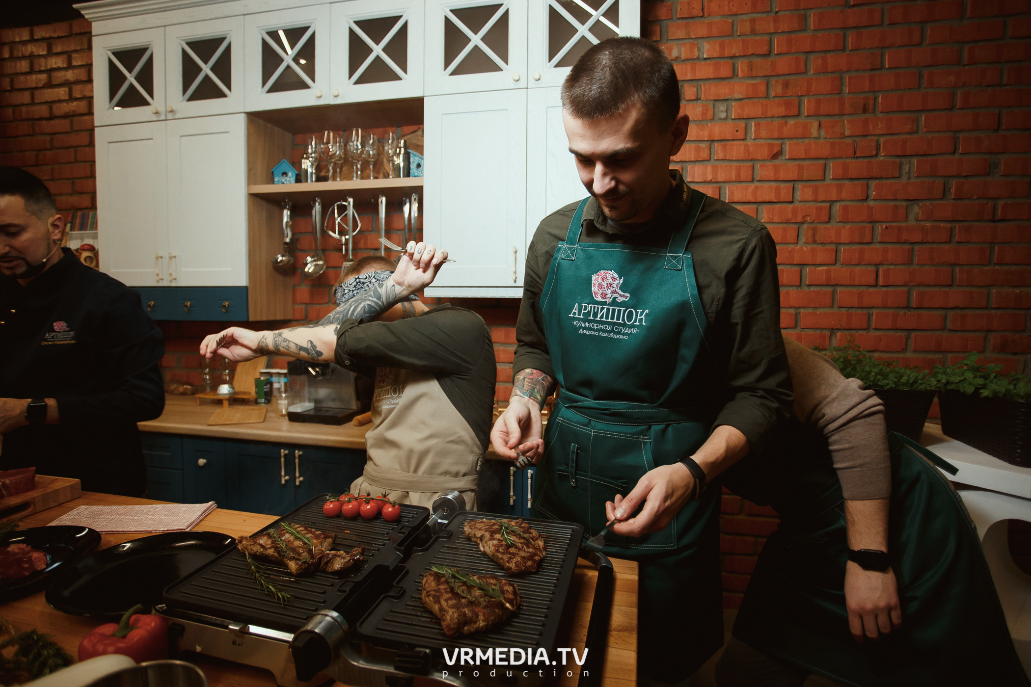 Кулинарная студия «Артишок». Битва столов: Барберы GoodMan — жарят мяс