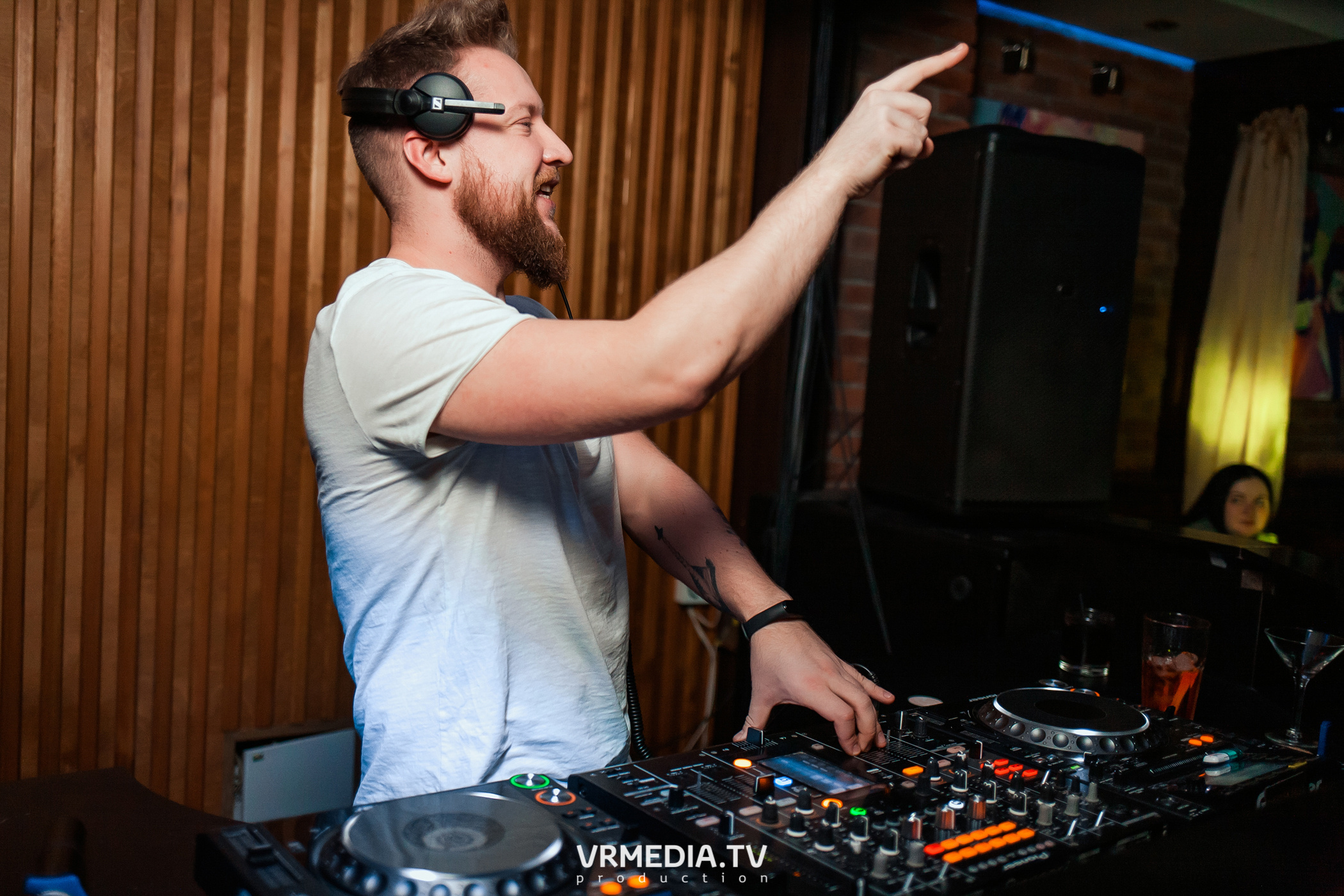 Стихийный HAPPY BIRTHDAY в караоке-баре «Четыре стихии»