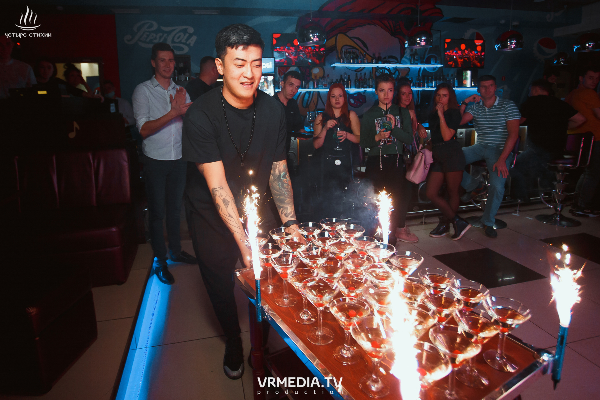 Стихийный HAPPY BIRTHDAY в караоке-баре «Четыре стихии»