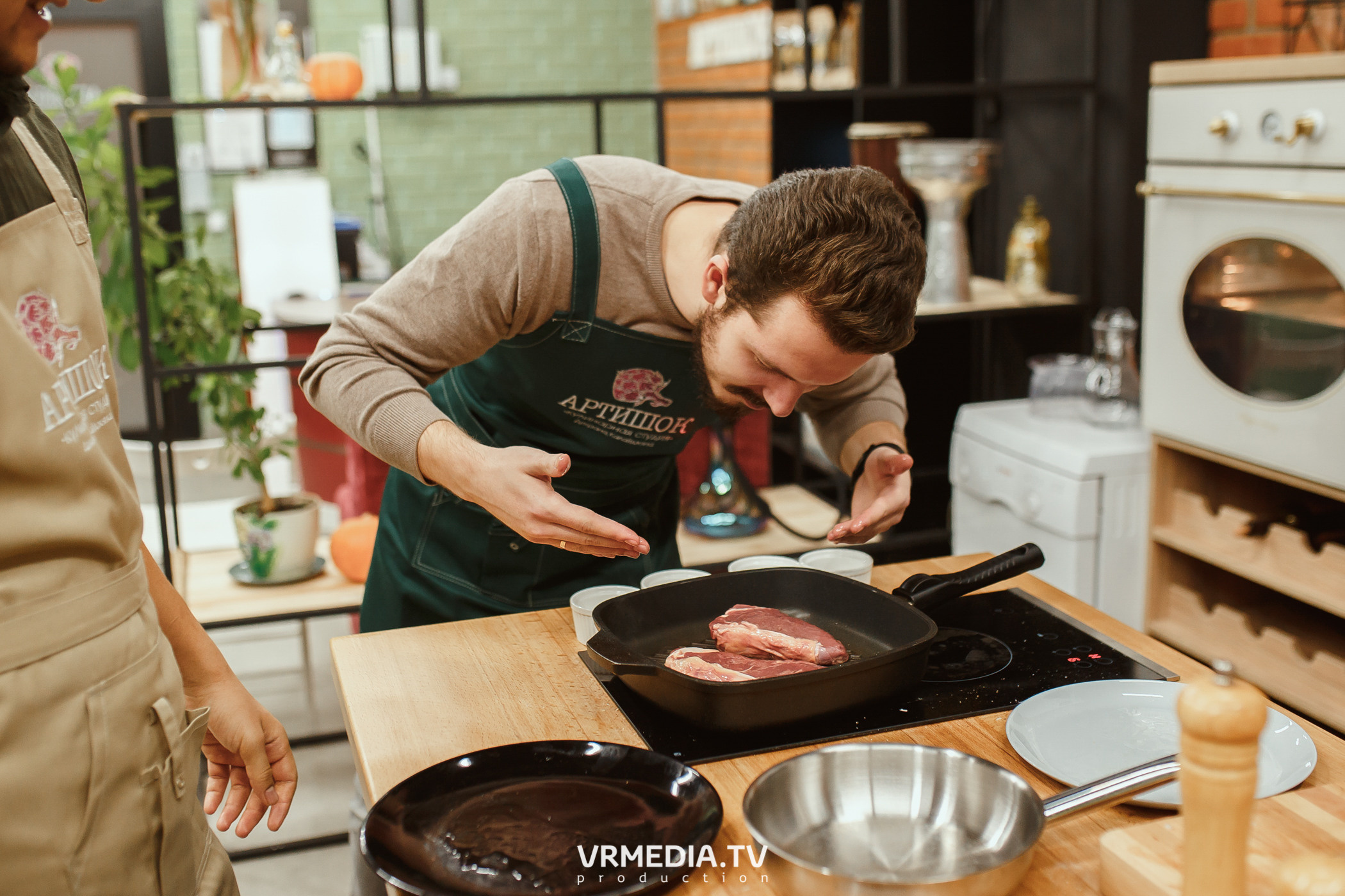 Кулинарная студия «Артишок». Битва столов: Барберы GoodMan — жарят мяс