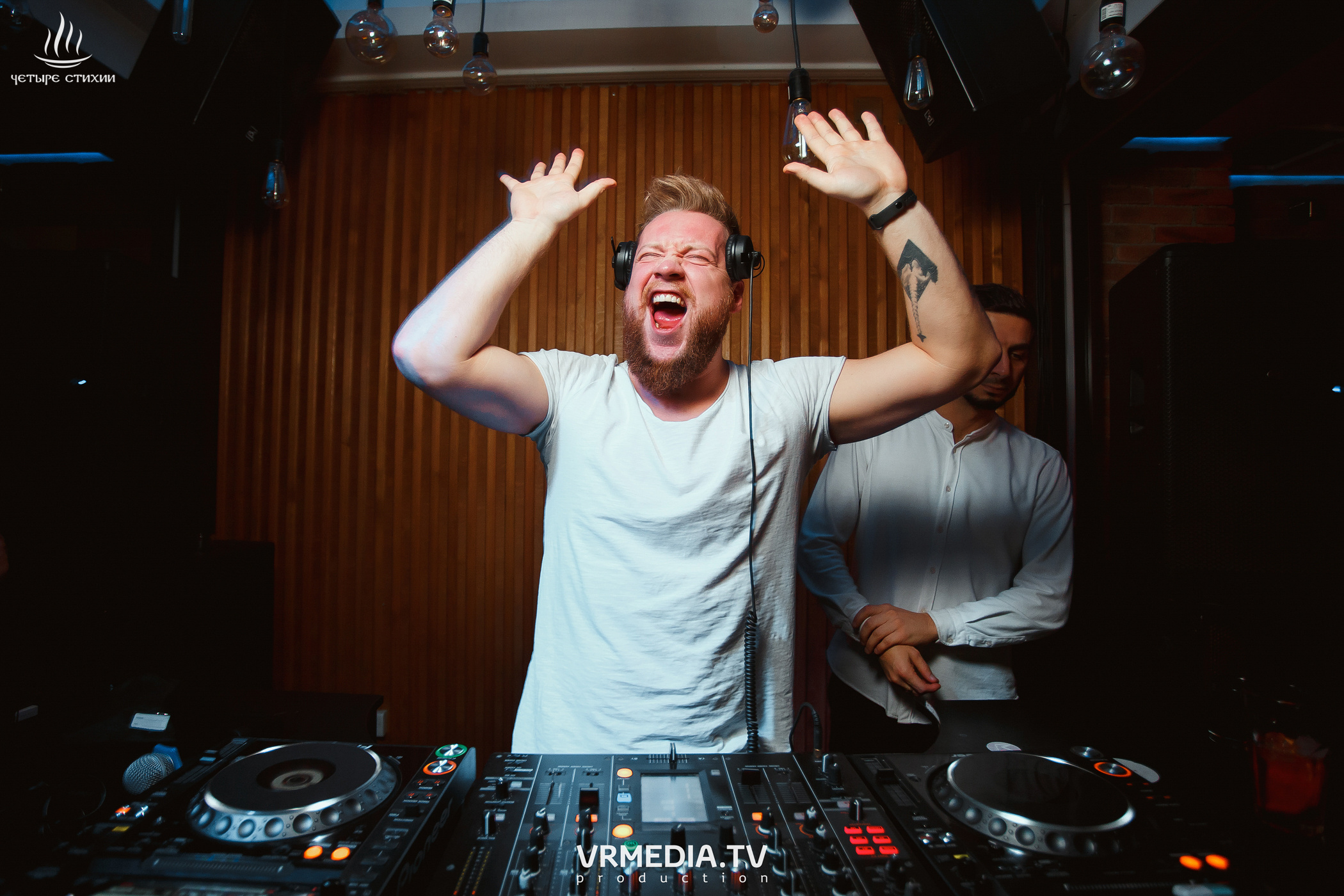 Стихийный HAPPY BIRTHDAY в караоке-баре «Четыре стихии»