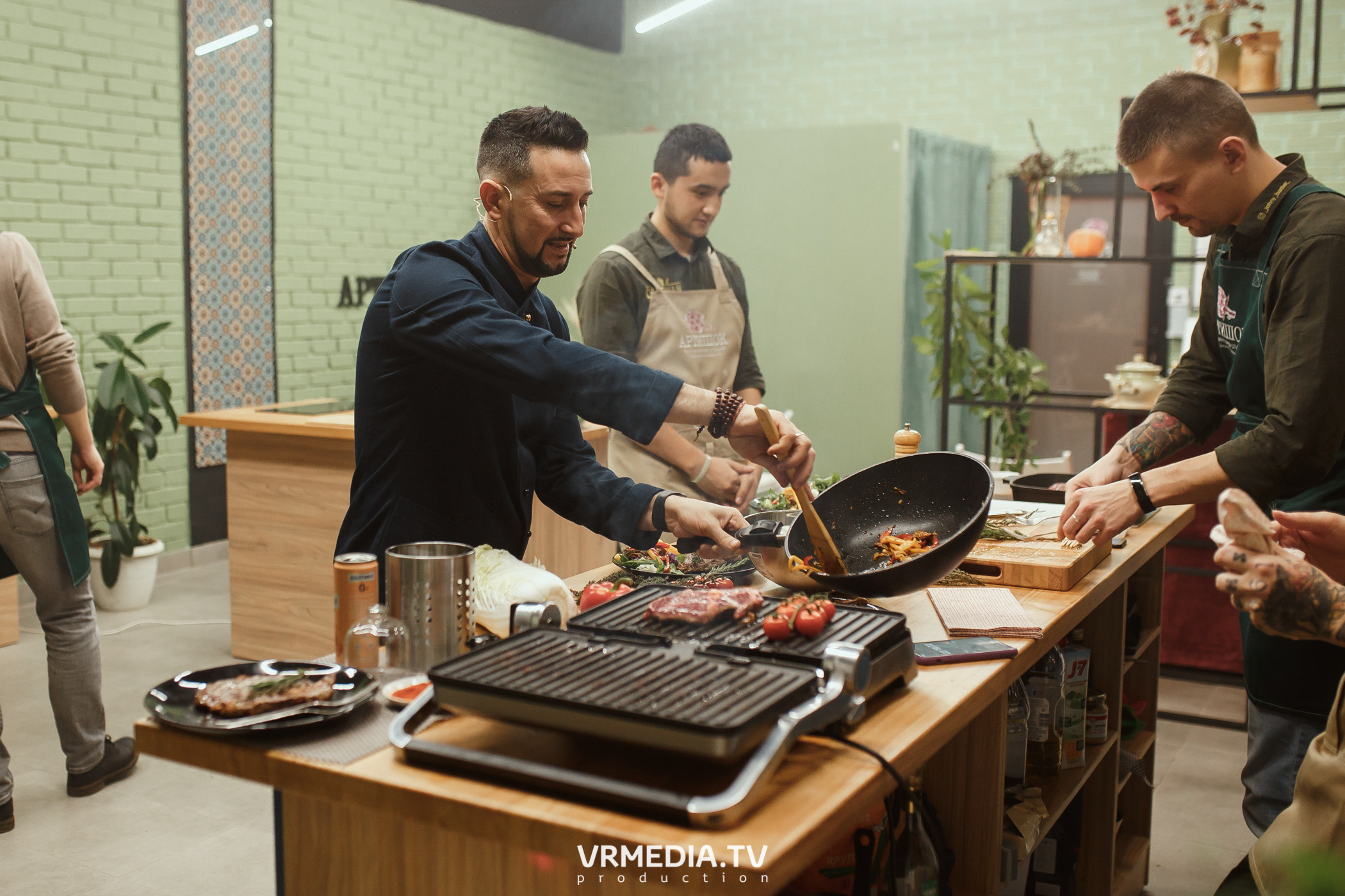 Кулинарная студия «Артишок». Битва столов: Барберы GoodMan — жарят мяс