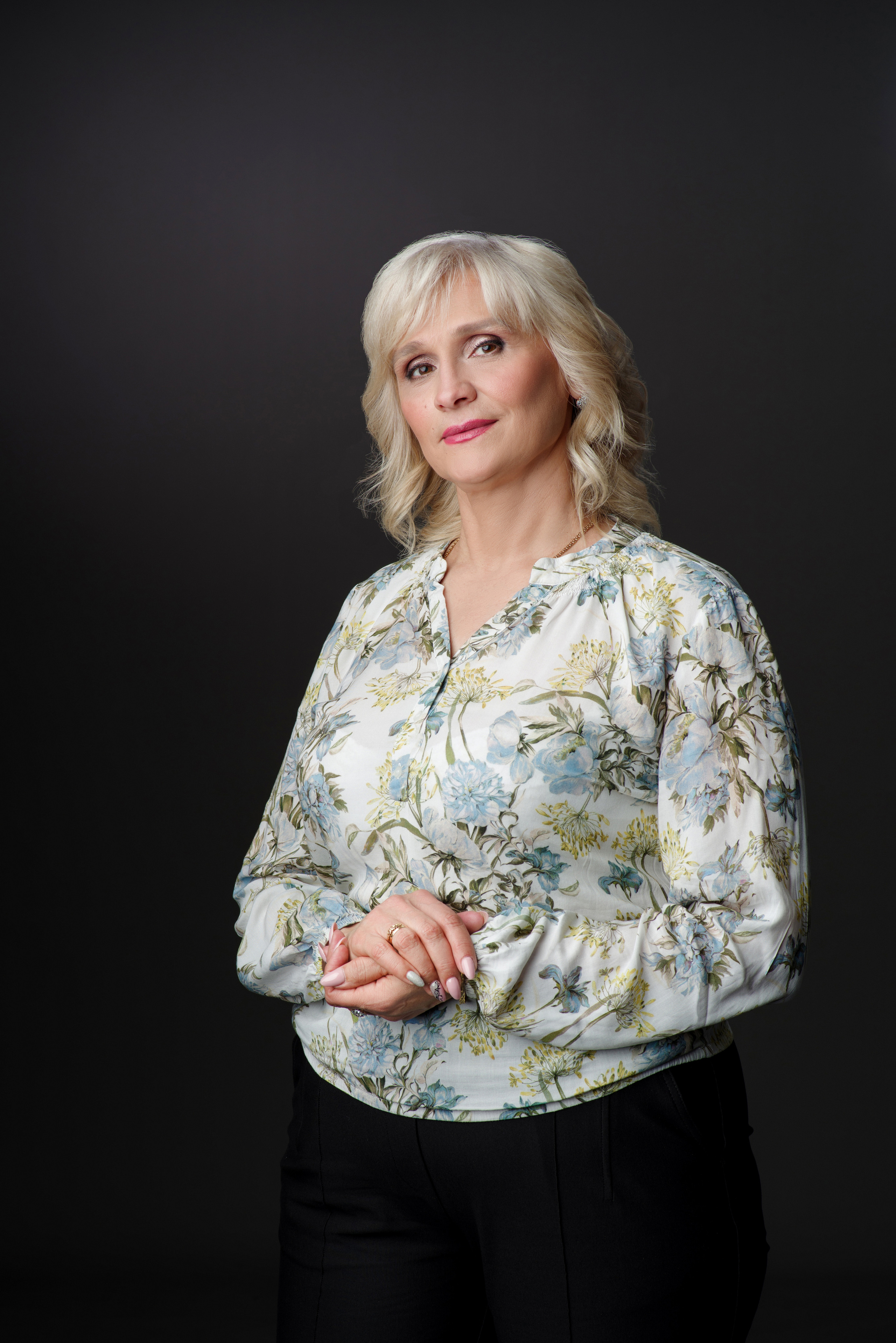 Портрет в студии женщины в светлом на тёмном фоне