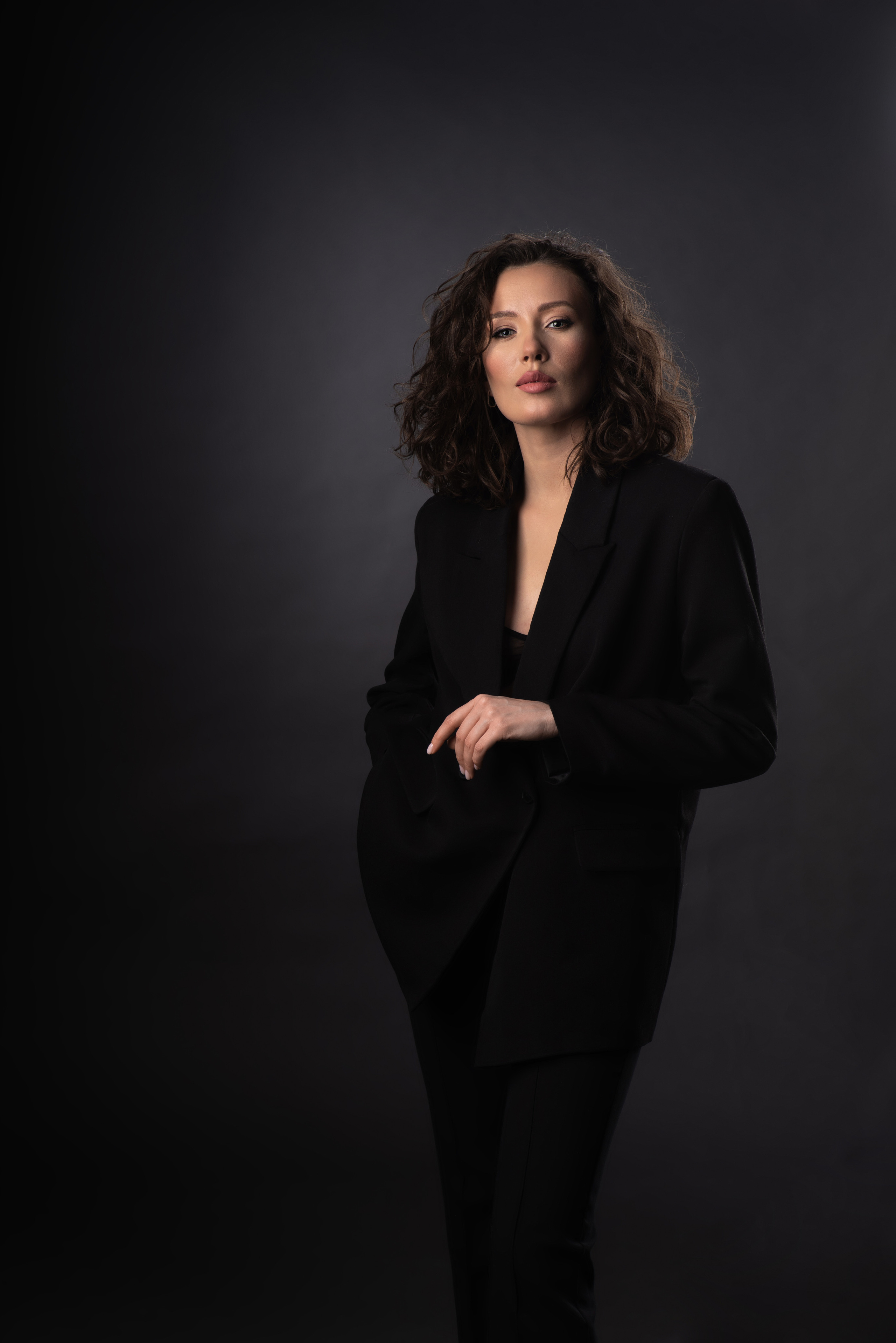 Женский деловой портрет в чёрном костюме.