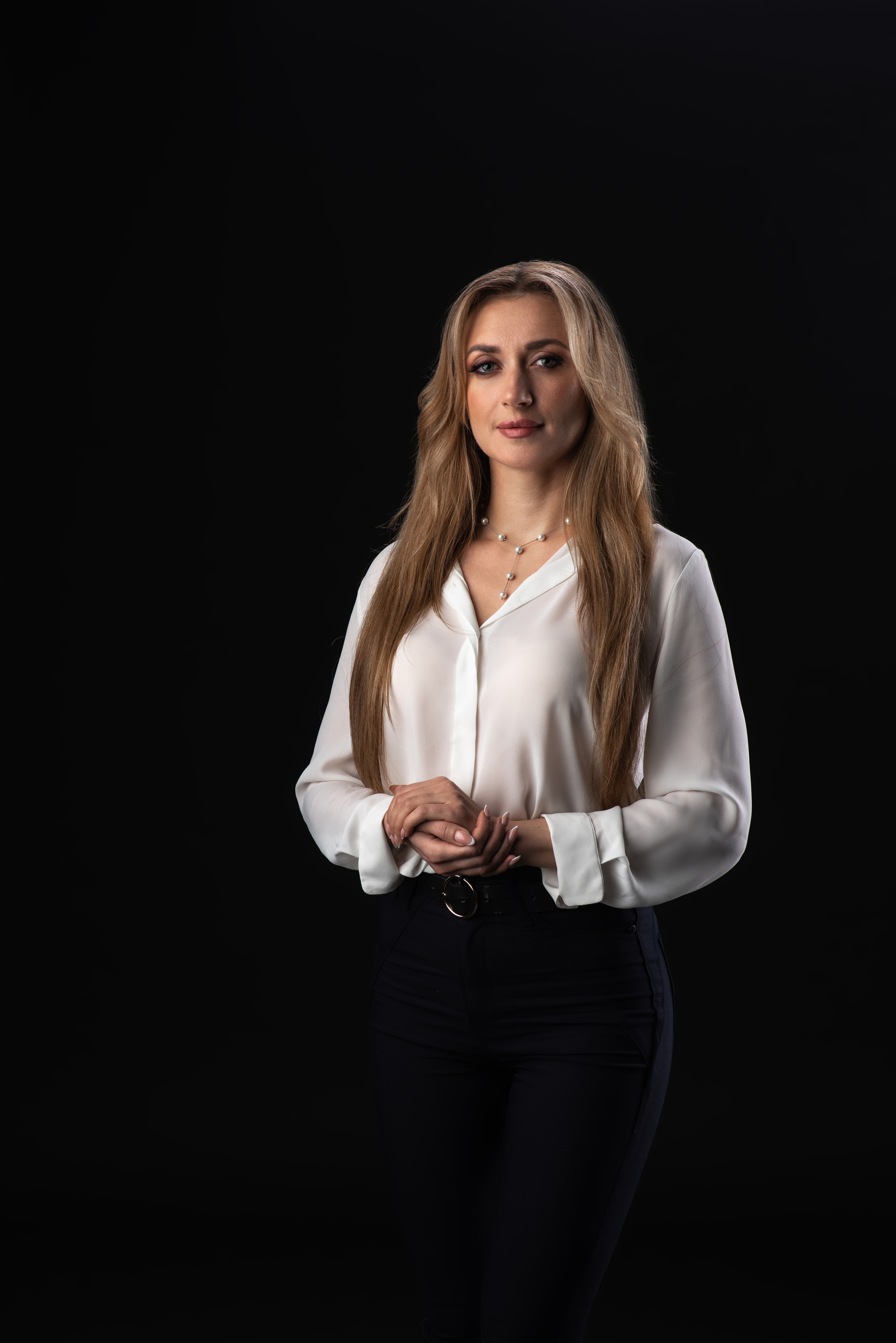 Деловой портрет молодой женщины для сайта фотограф Залитко Вячеслав