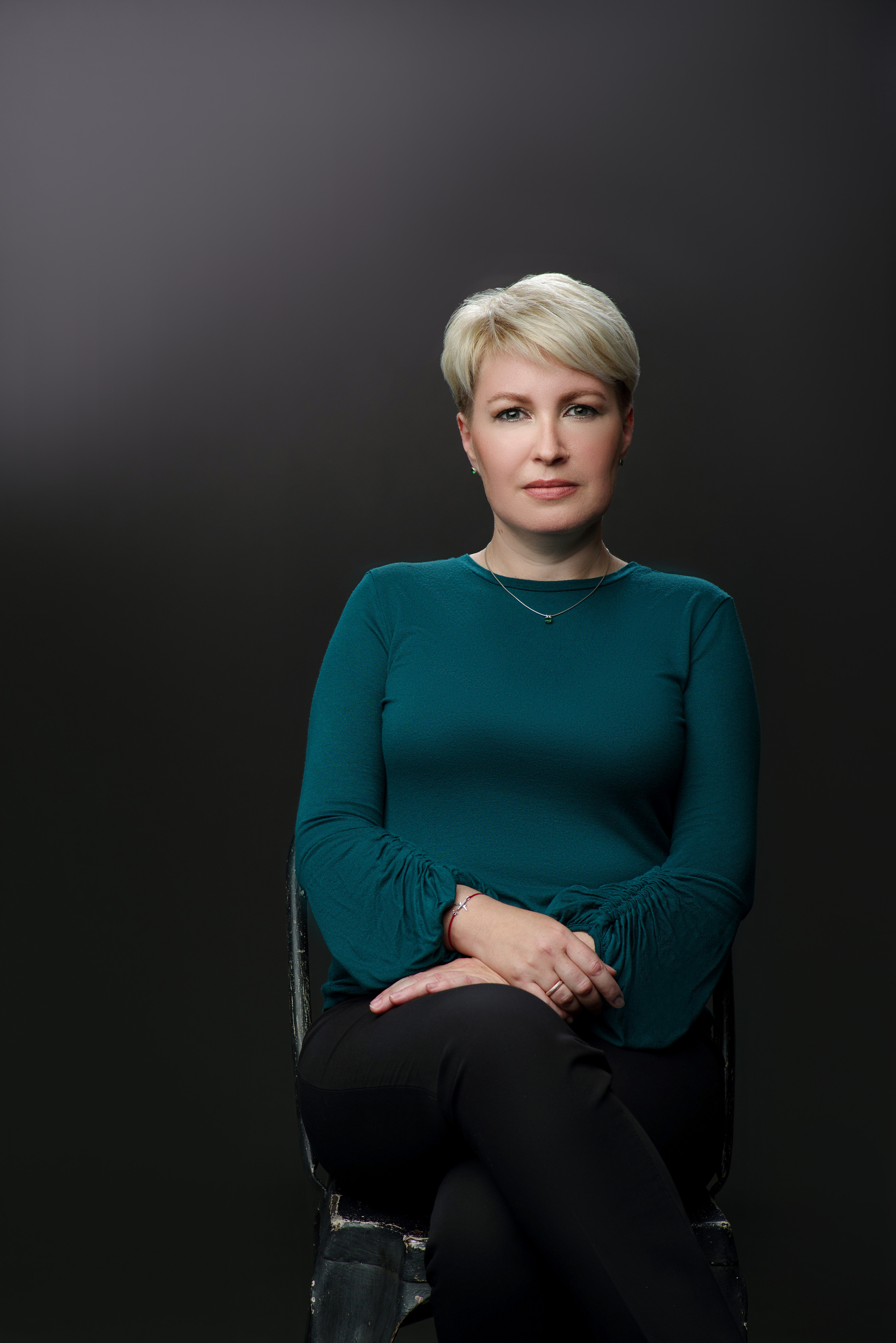 Женский художественный портрет  в студии в классическом стиле Ростове-на-Дону фотограф Залитко Вячеслав