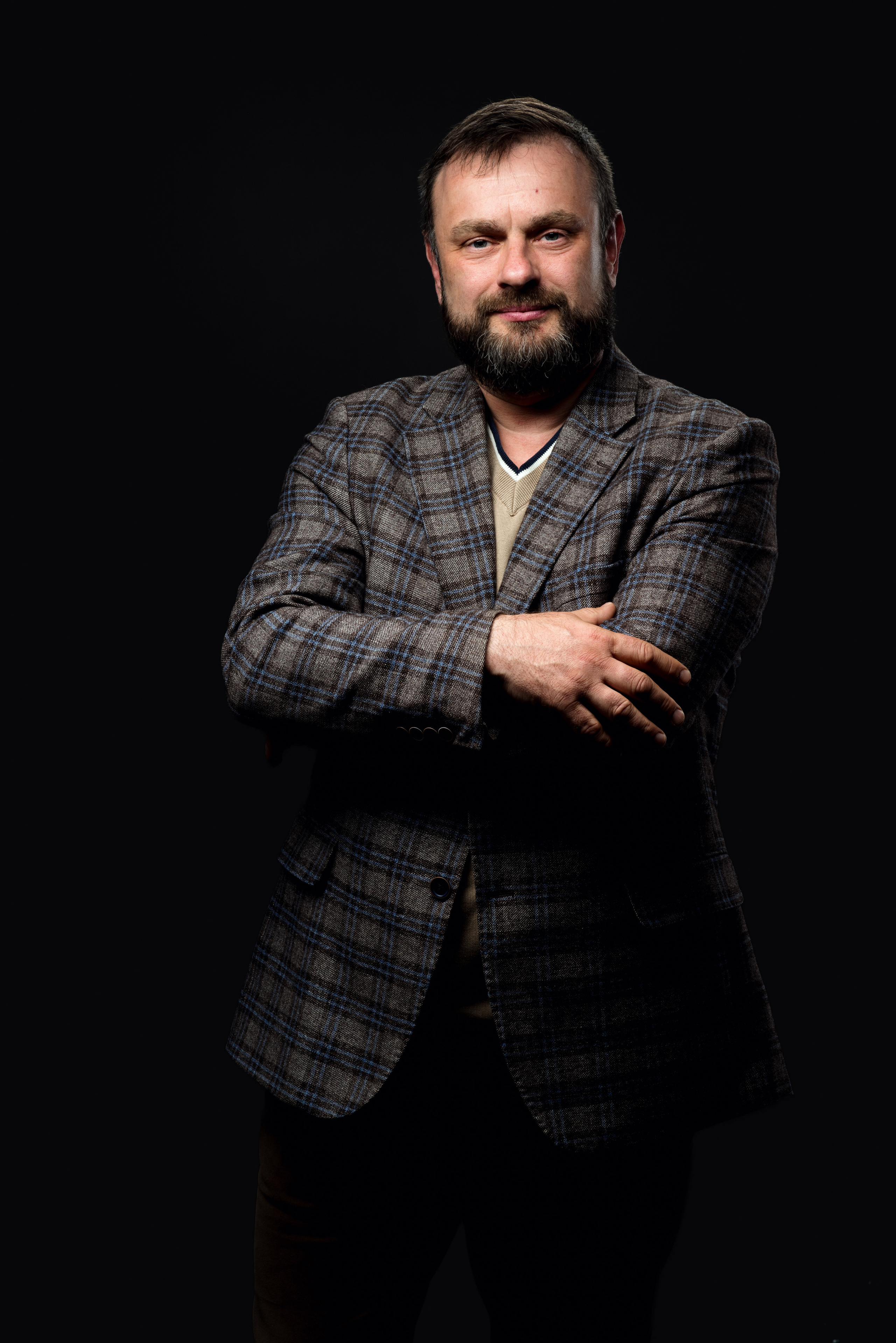 Съёмка в  деловом стиле мужчины в костюме в студии