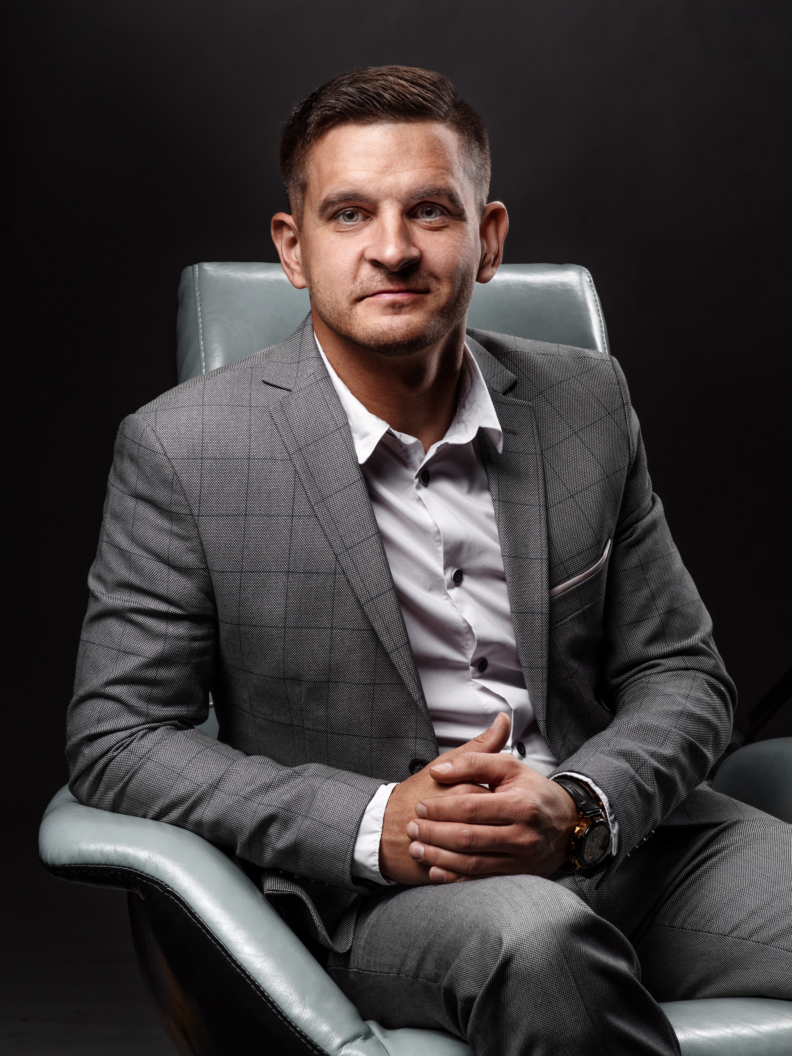 Деловой портрет для сайта мужчины в  кресле в студии