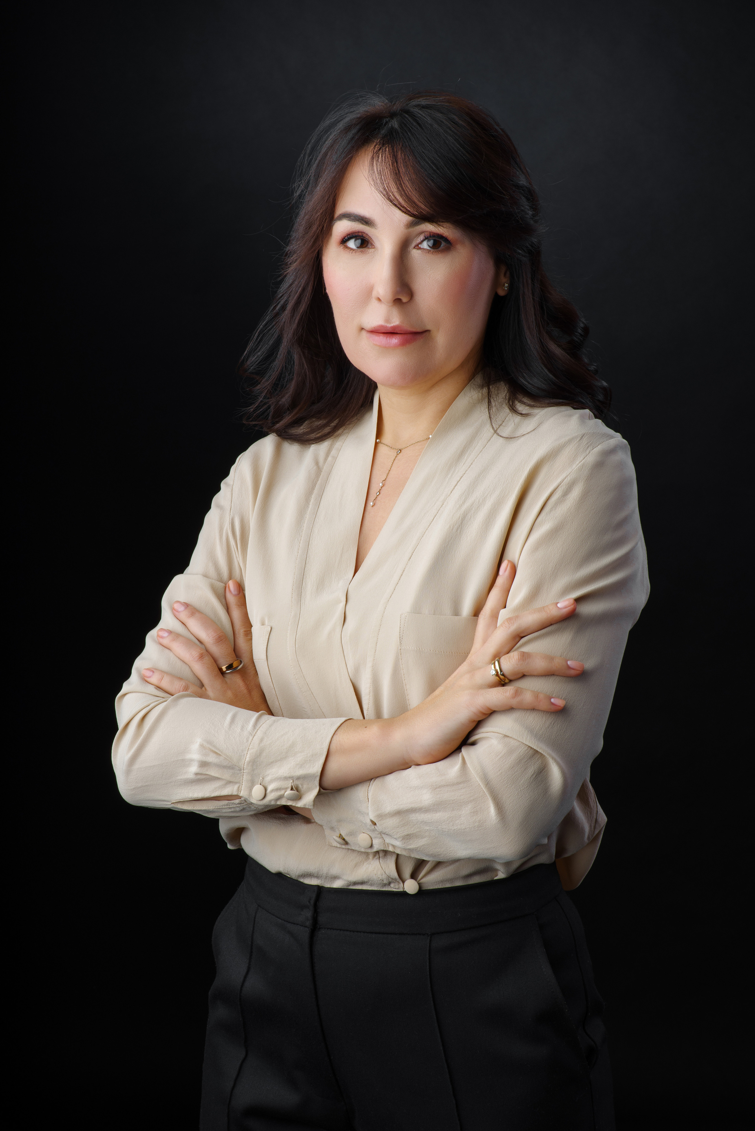 Деловая съёмка молодой женщины в студии.