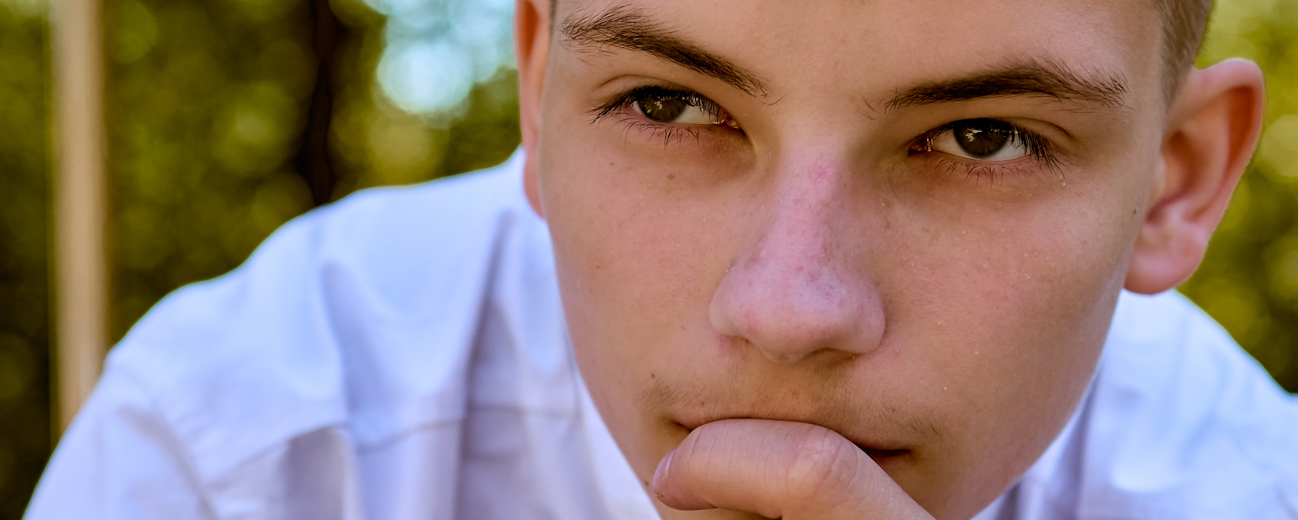 Девятиклассник в окружении природы и света — символ духовного пробуждения, кадр Николая Голованова, г. Дзержинск.