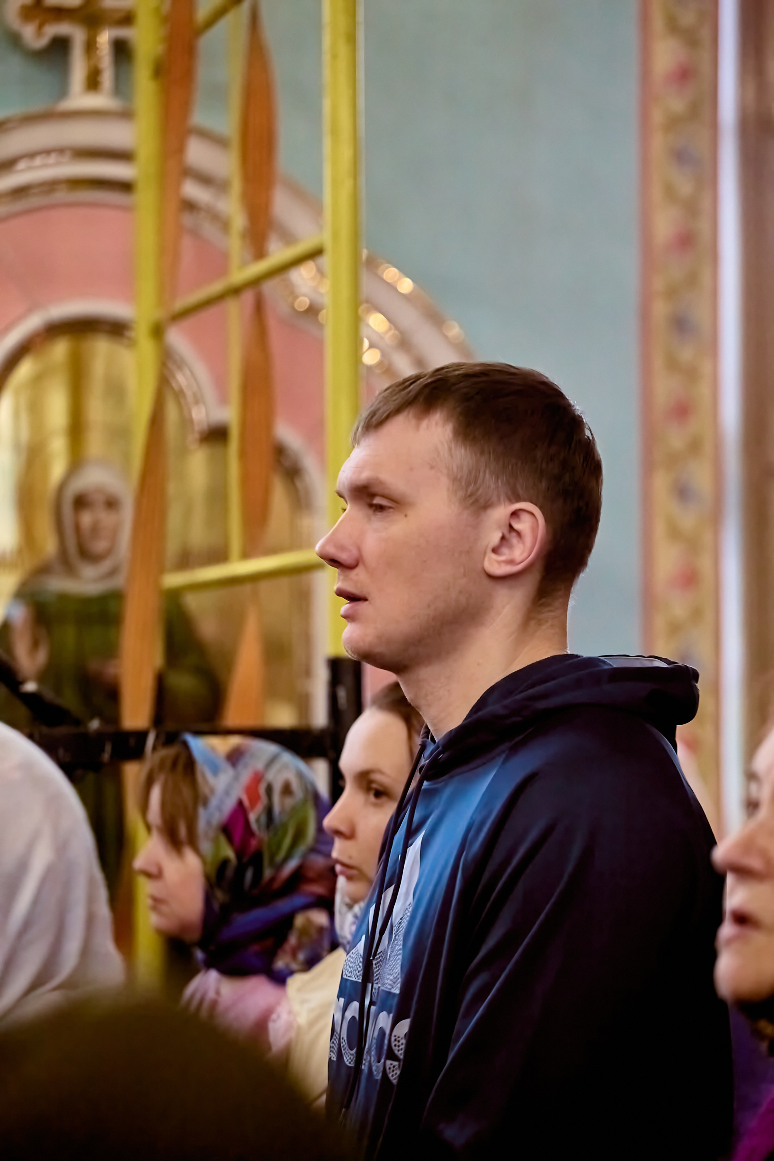 Мужчина на службе в Храме