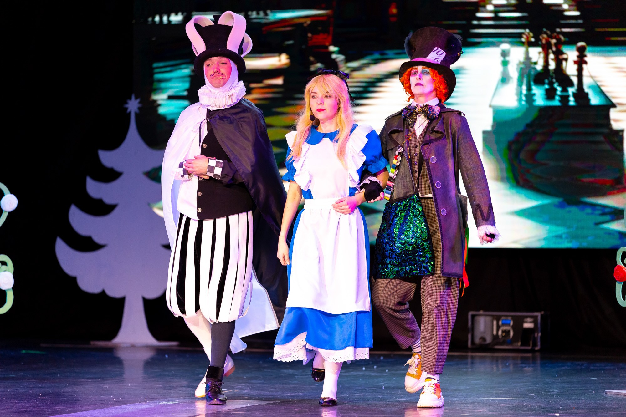 Спектакль в Доме культуры. Андрей Кровлин — фотограф в Славянке