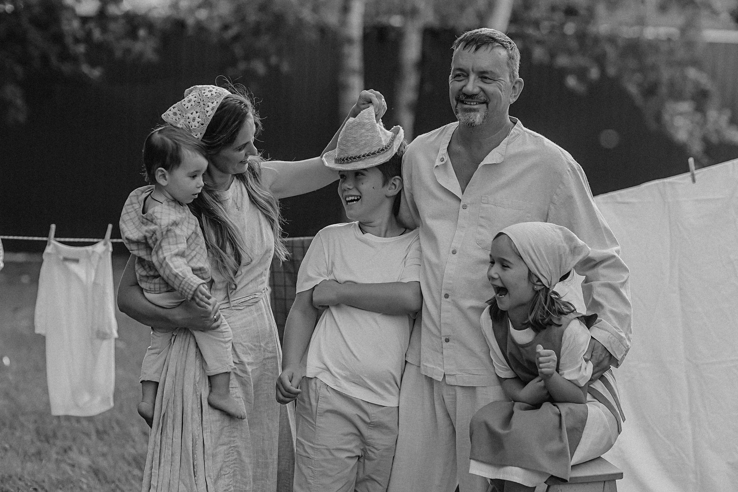 Стирка у дома. Семейный фотограф Тюмень, фотограф на роды Салмина Мария