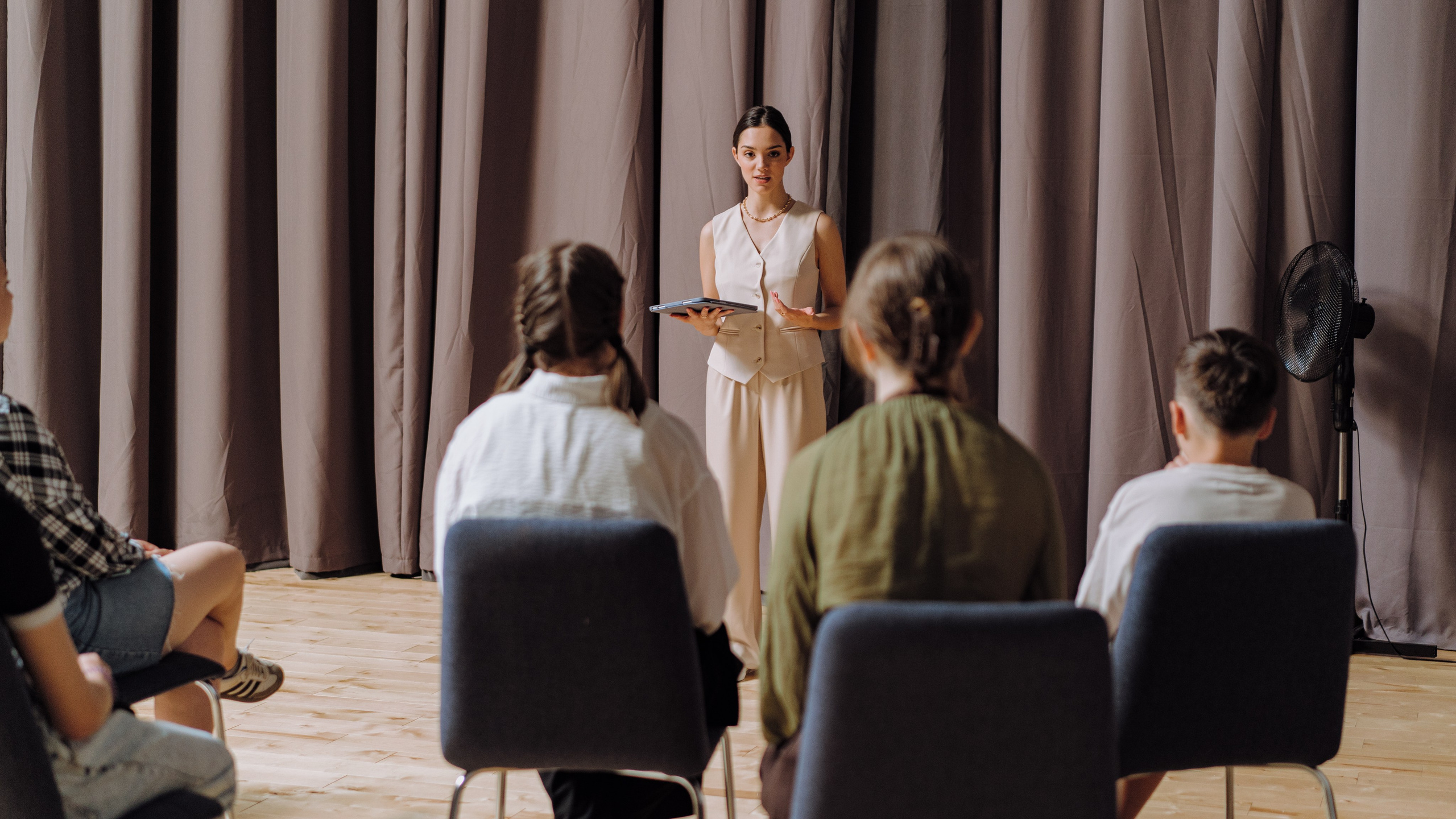 Женя Медведева / Уроки истории. Творческий и репортажный фотограф в Москве Клим Долгов