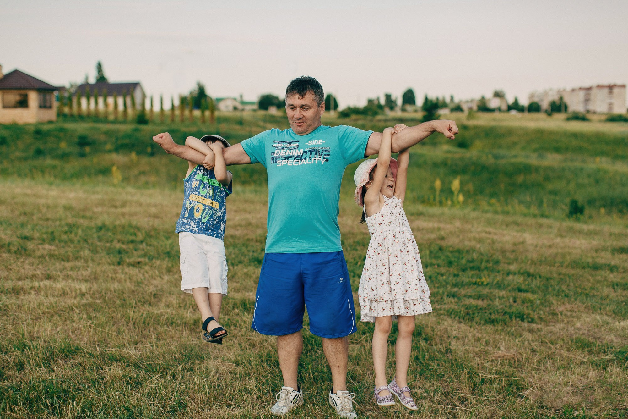 Родители с детьми гуляют по полю