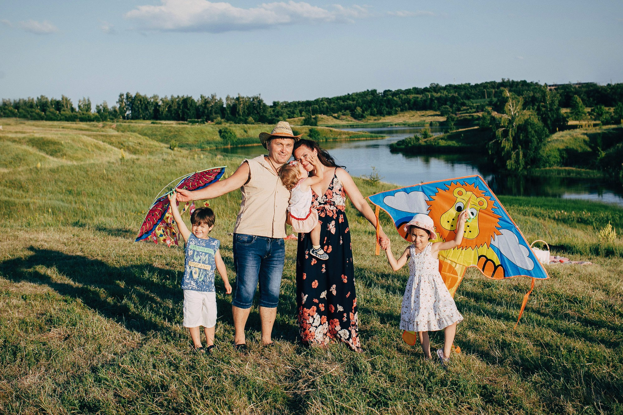 Семья с детьми на летней фотосессии у реки