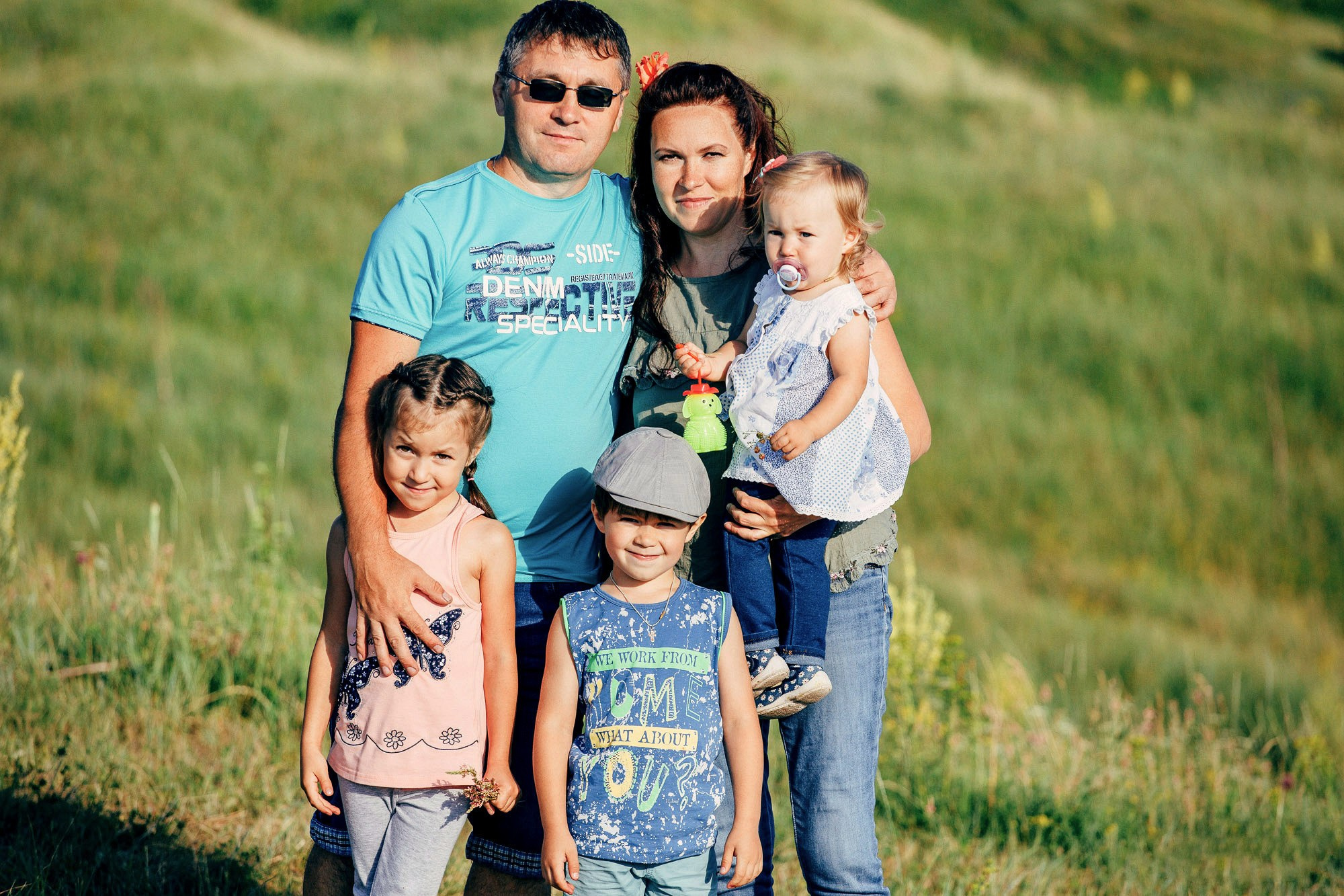 Семья с детьми на летней фотосессии на природе в Липецке