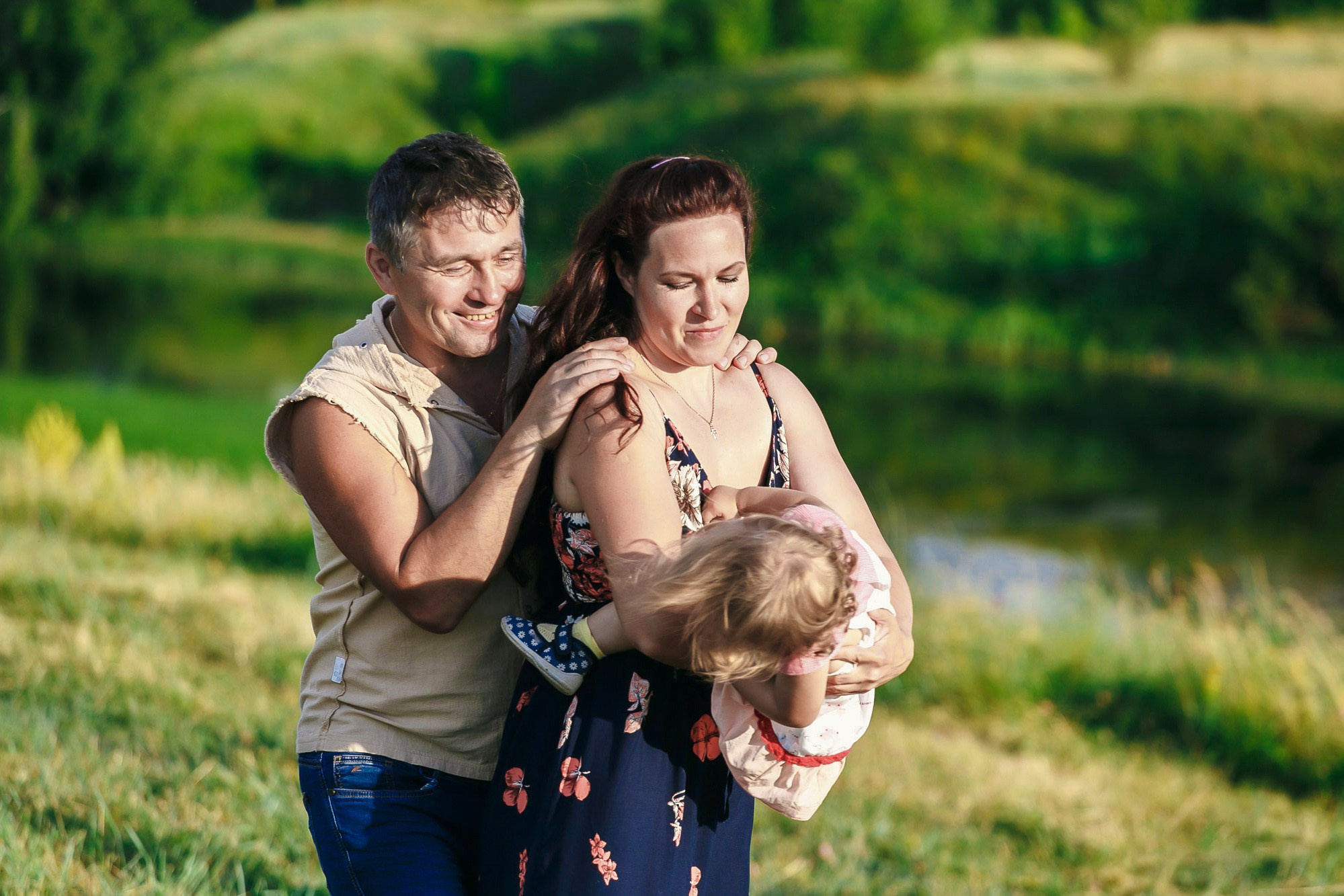 Родители с маленьким ребёнком на прогулке