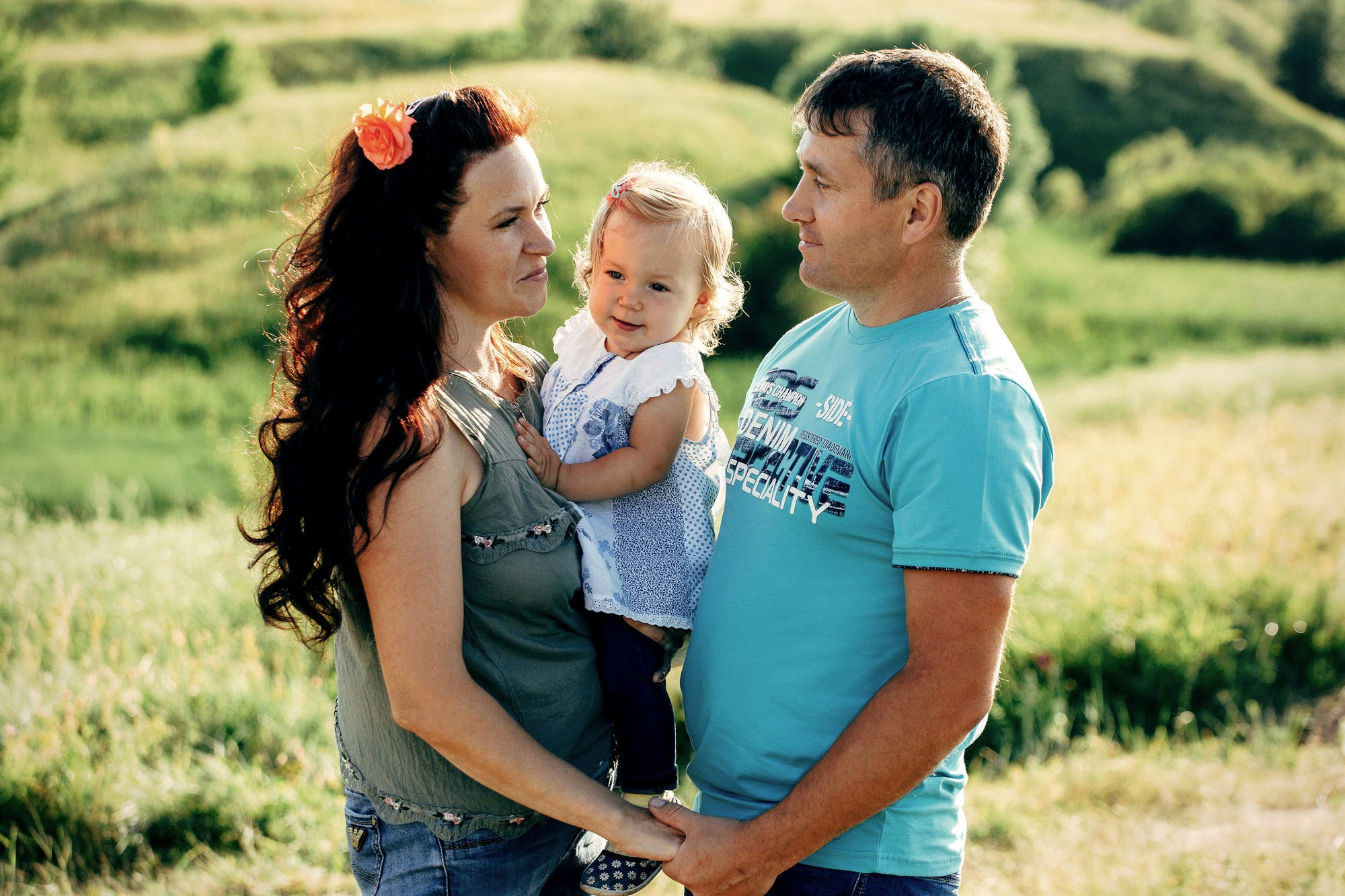 Родители с детьми на семейной фотосессии летом