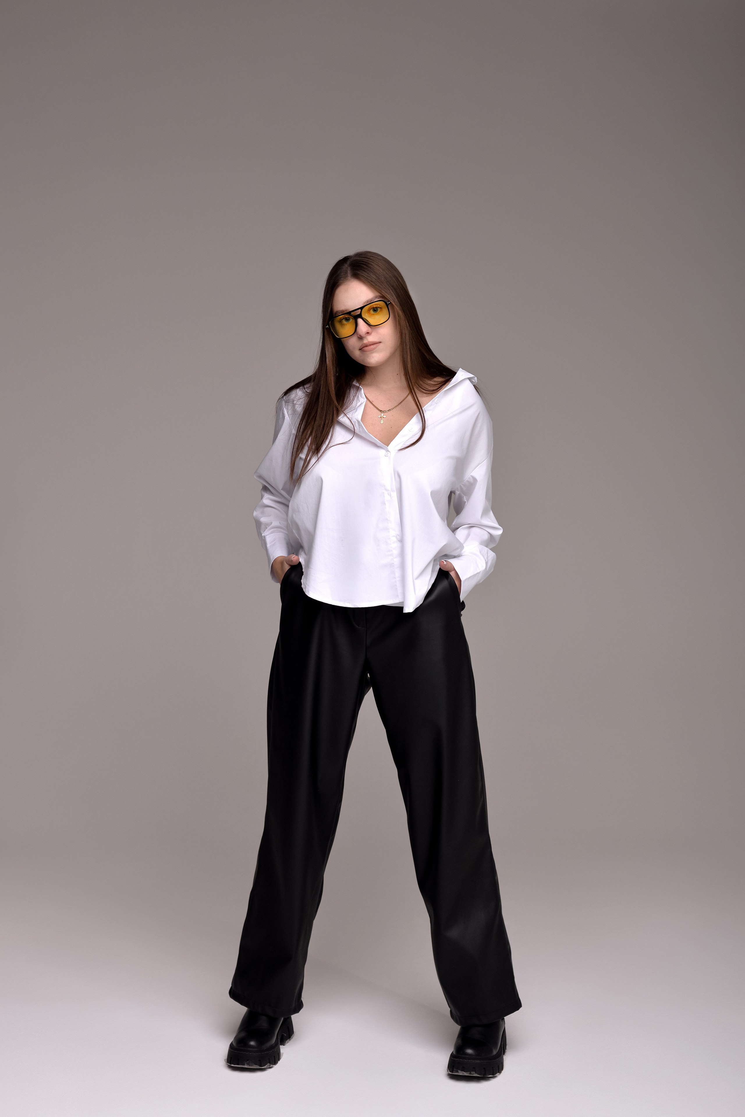 2 подруги на циклораме, Алина и Катя. Семейный и свадебный фотограф Галина Абакумова, фотосессии в Белгороде