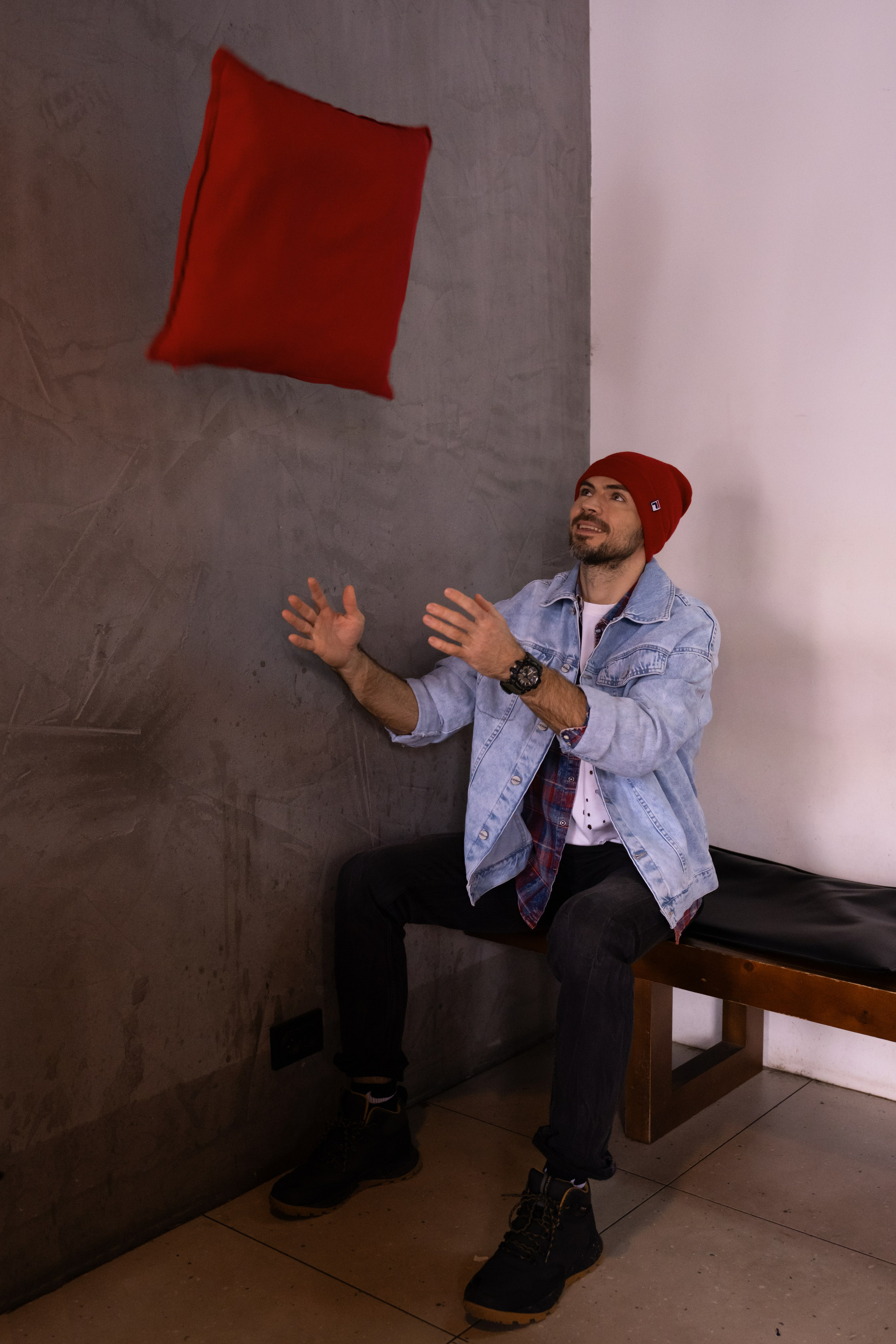 Красавчик в кафе. Главная