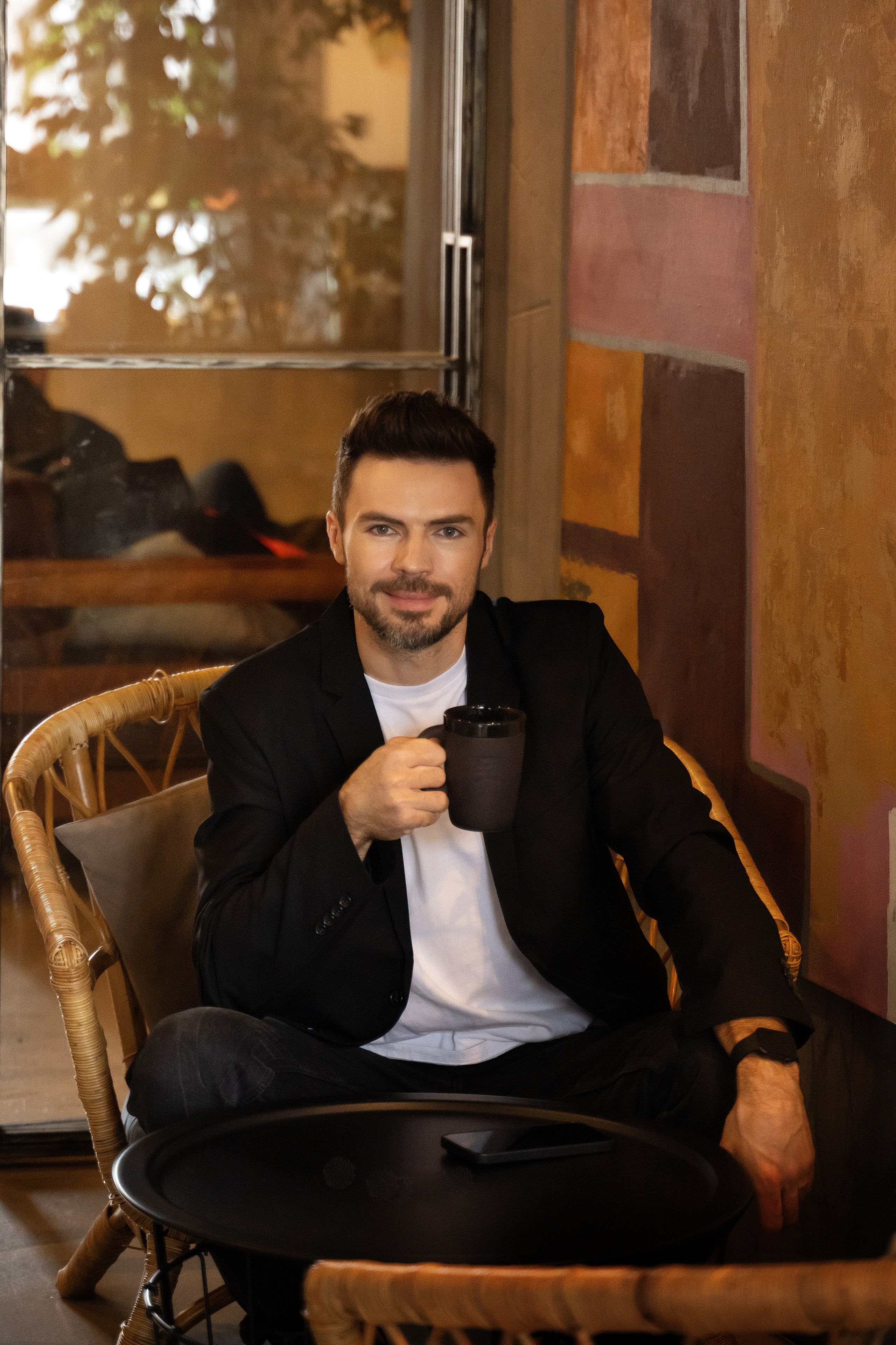 Красавчик в кафе. Главная