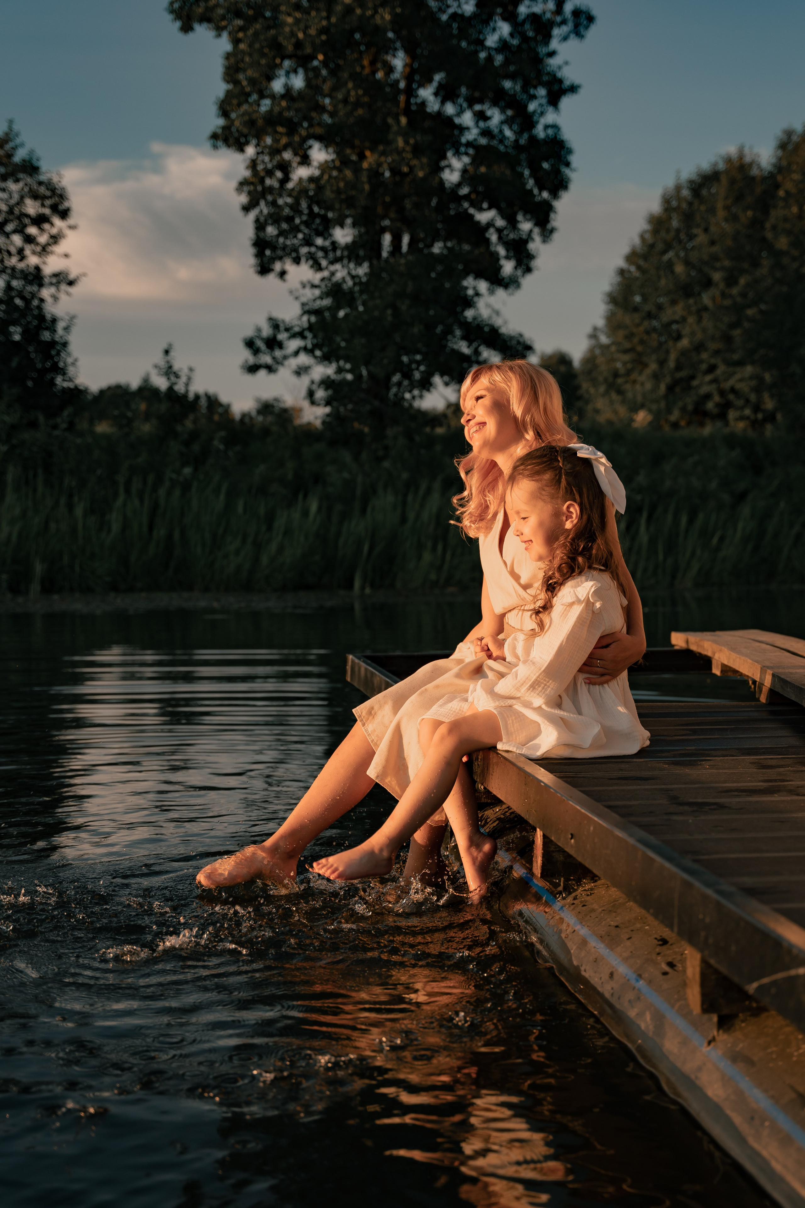 Семья закат улыбки смех